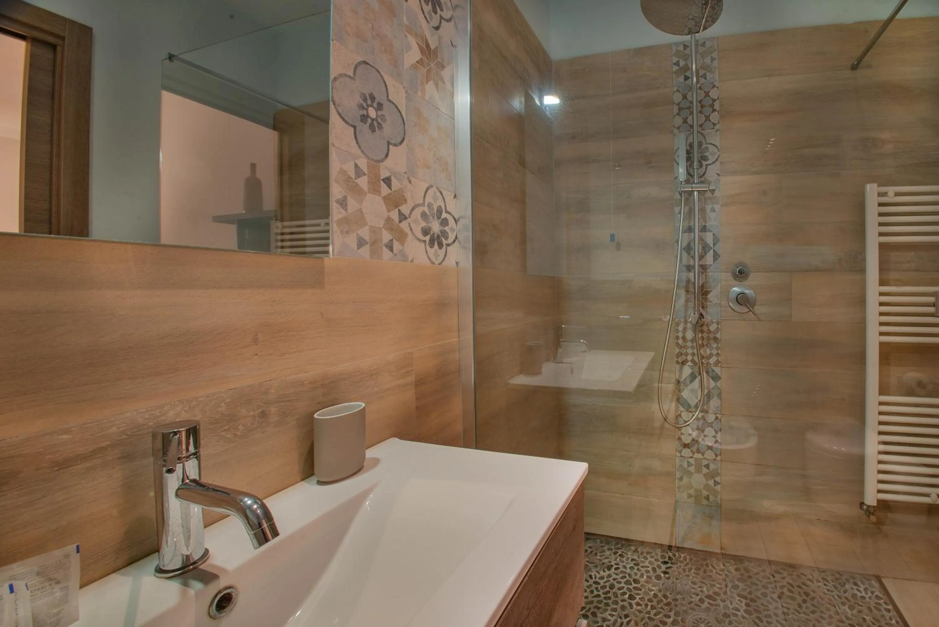 Shower in Amphitheatrum Arena