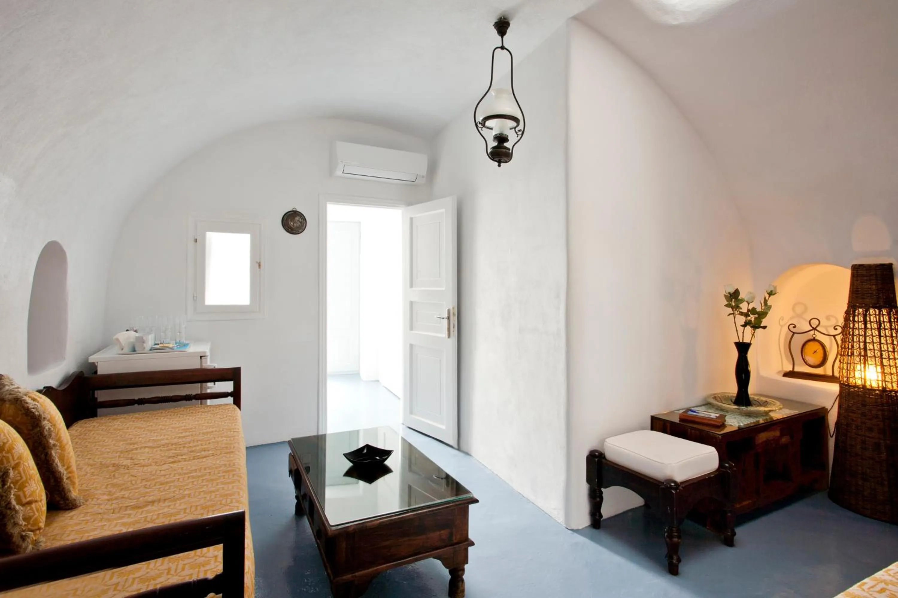 Living room, Bed in Alexander's Suites