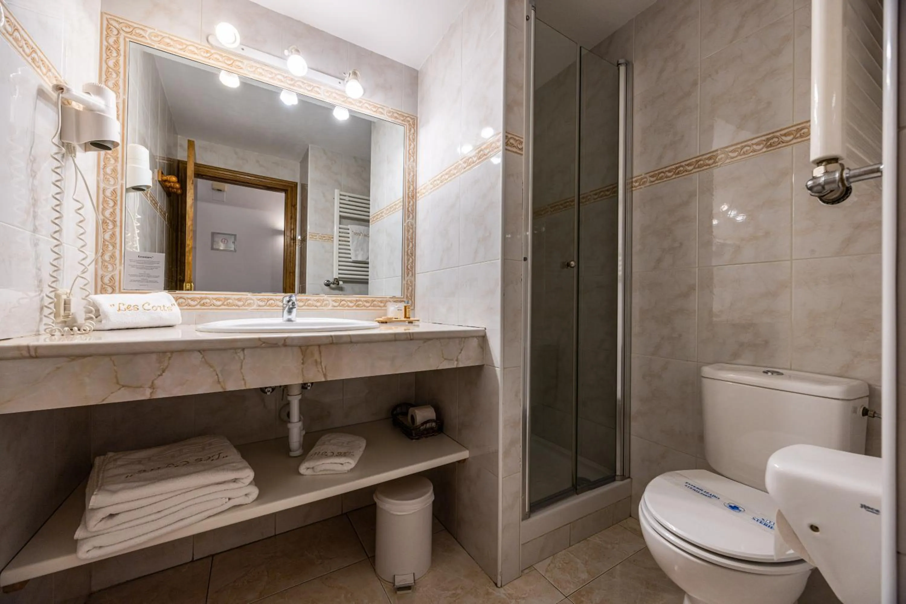 Bathroom in Aparthotel les Corts