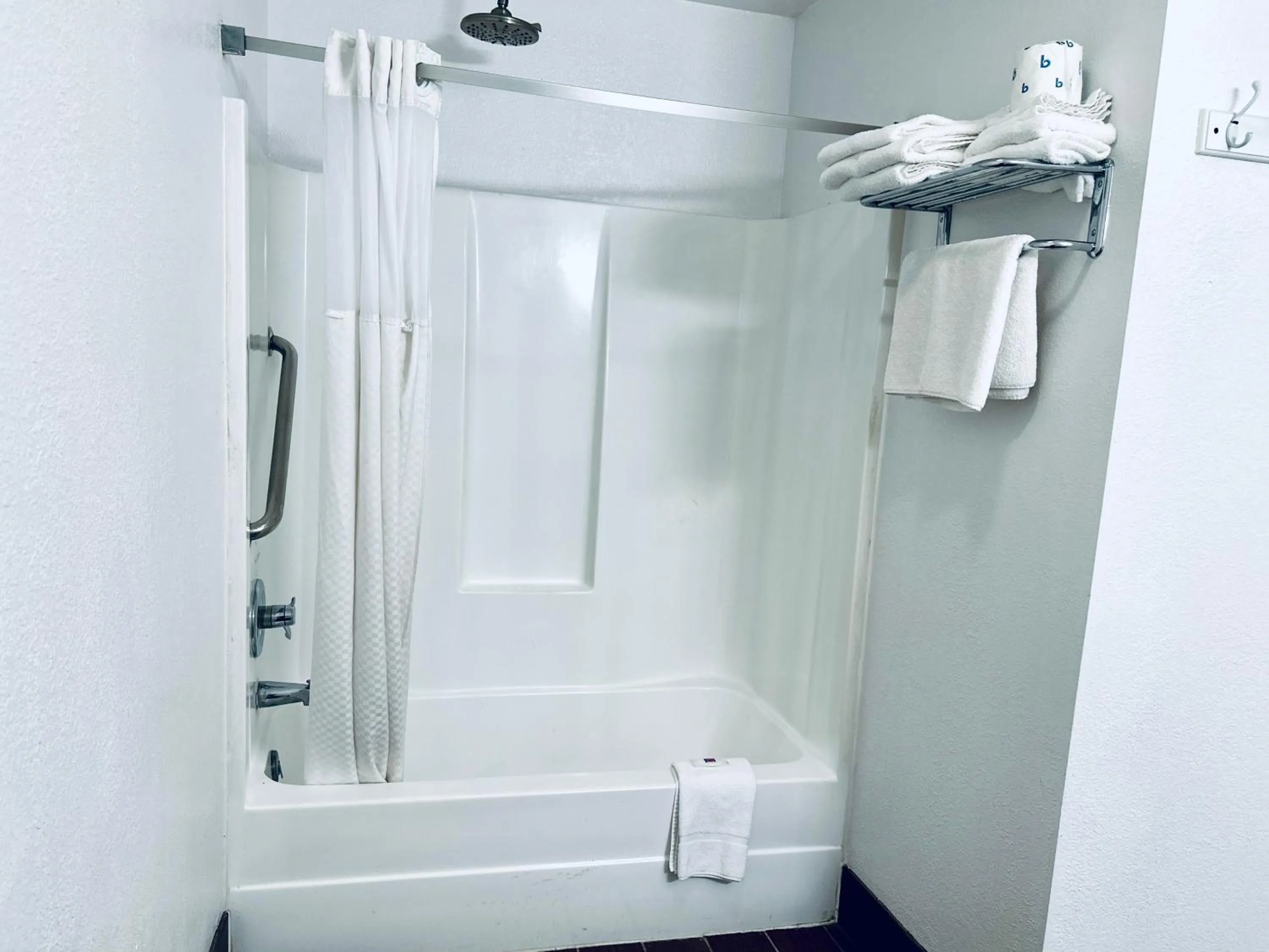 Bathroom in Studio 6 Flagstaff AZ