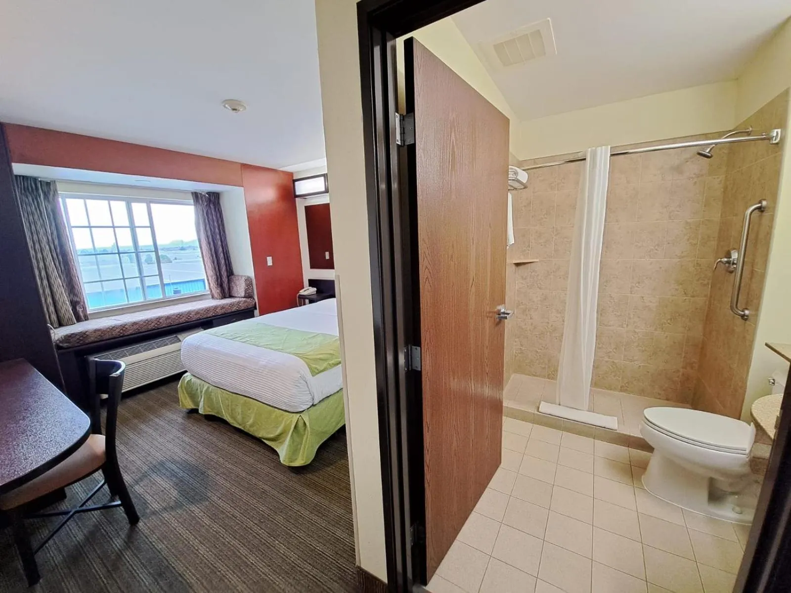 Shower, Bed in Microtel Inn and Suites by Wyndham Toluca