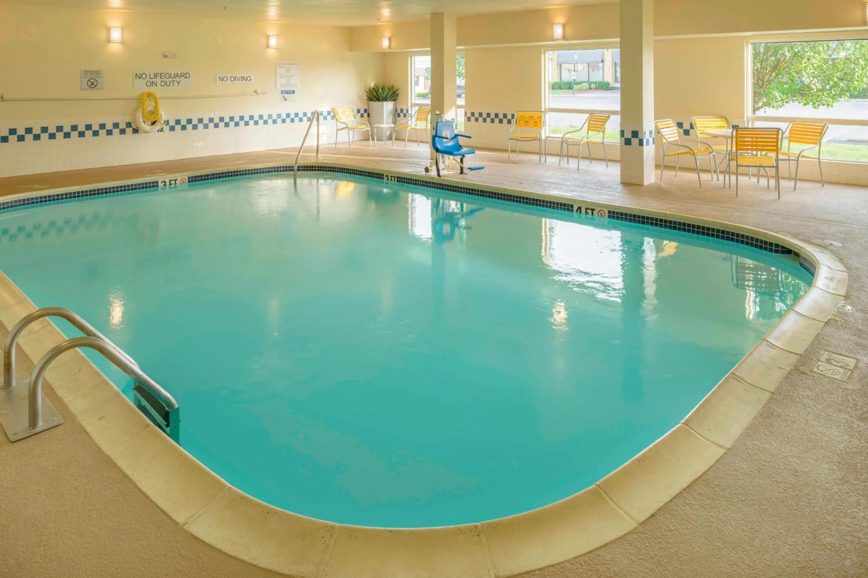 Swimming pool in Fairfield Inn Joplin