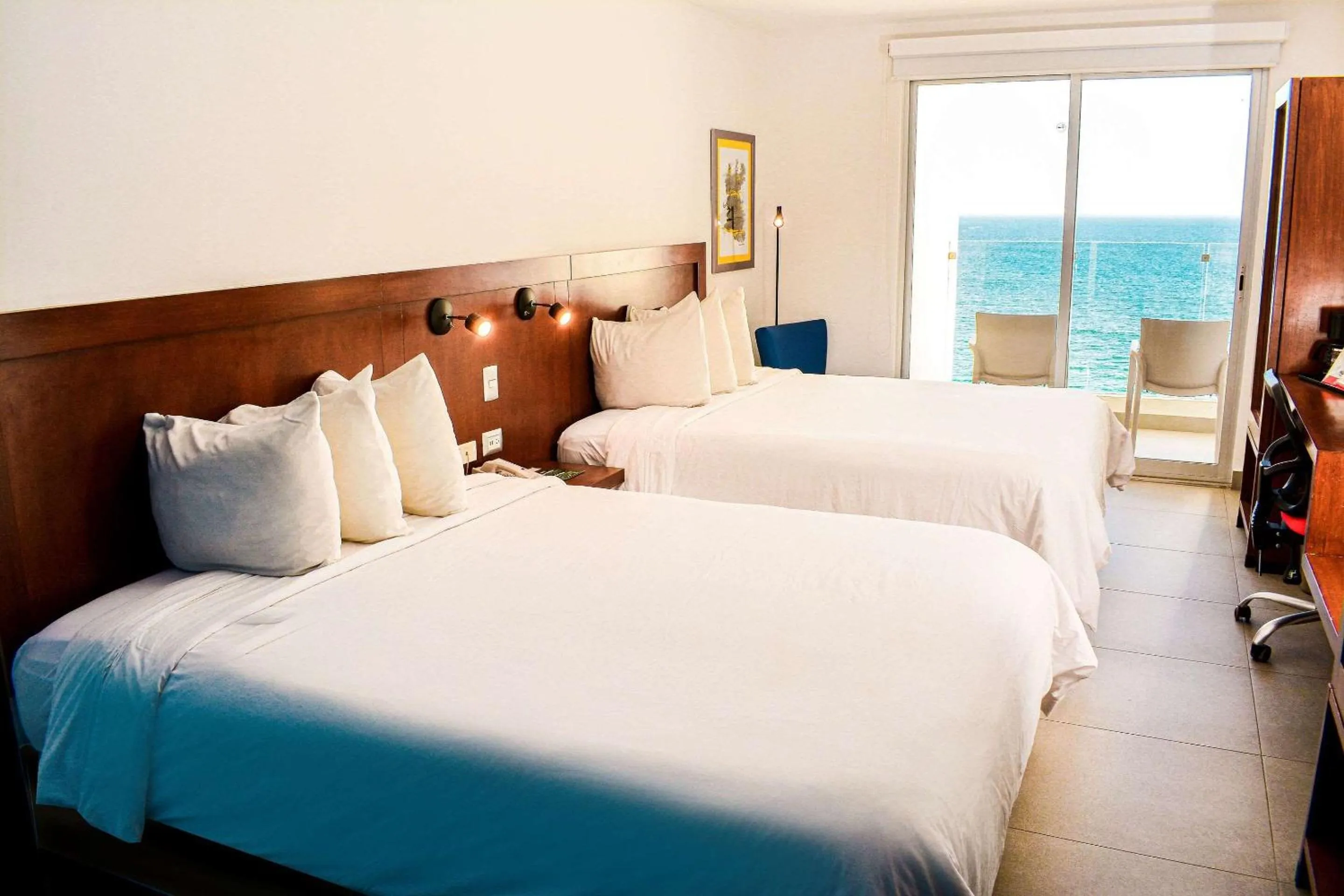 Bedroom, Bed in Park Inn by Radisson Mazatlan