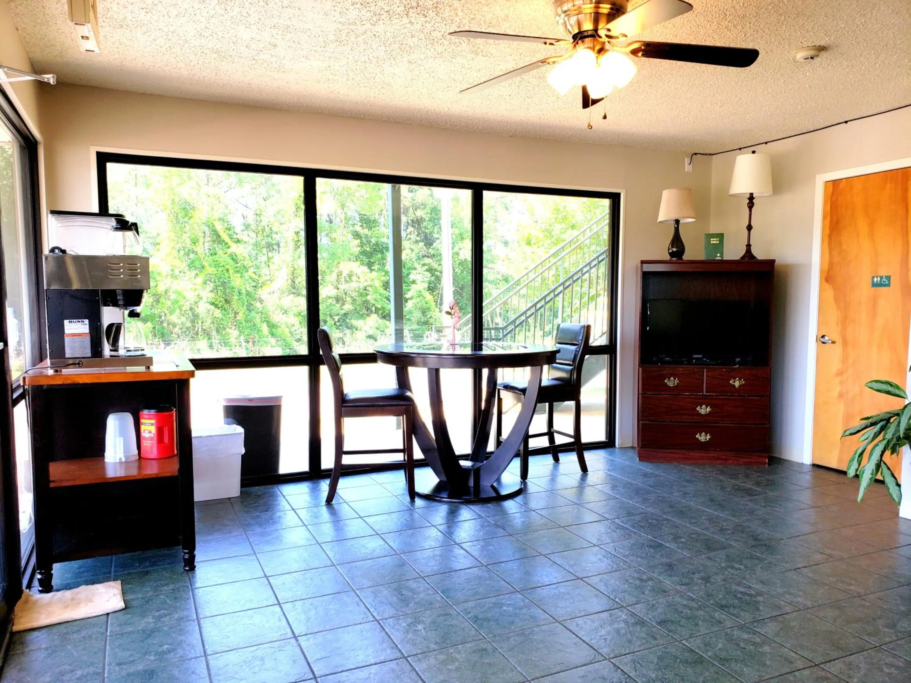 TV and multimedia in Motel 103