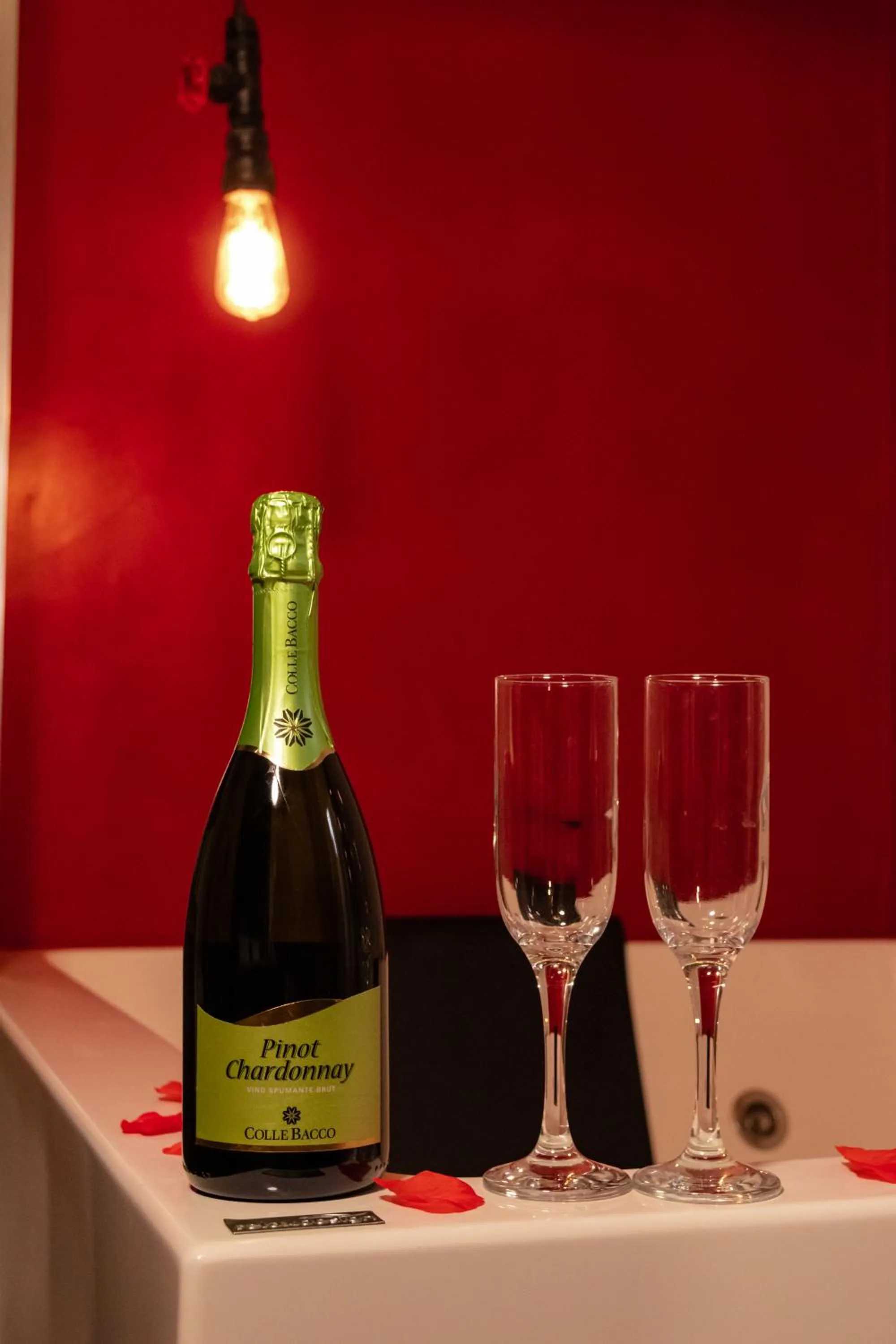 Hot Tub in Duomo Luxury Suites