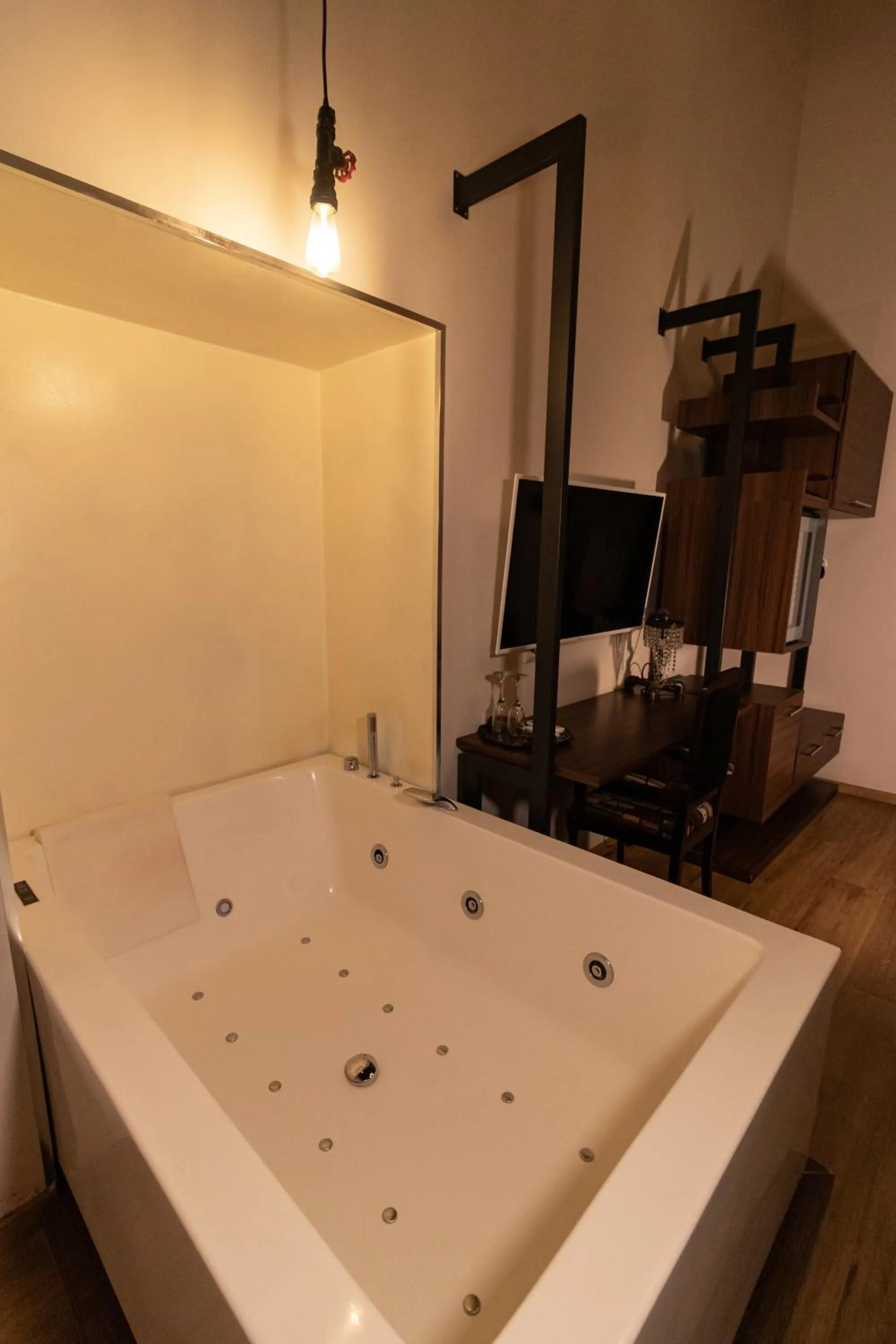 Hot Tub in Duomo Luxury Suites