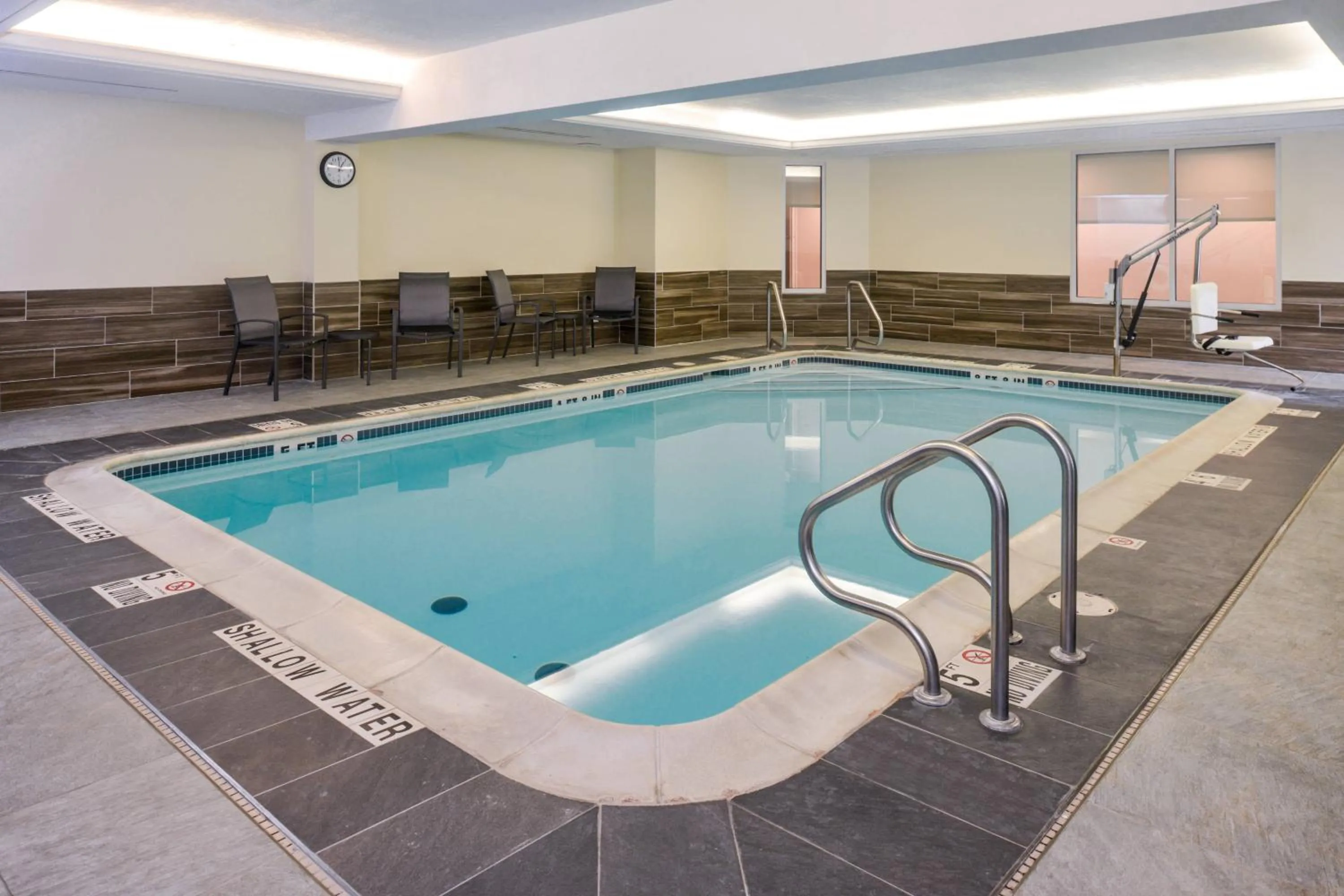 Swimming pool in Fairfield Inn & Suites by Marriott Pittsburgh New Stanton