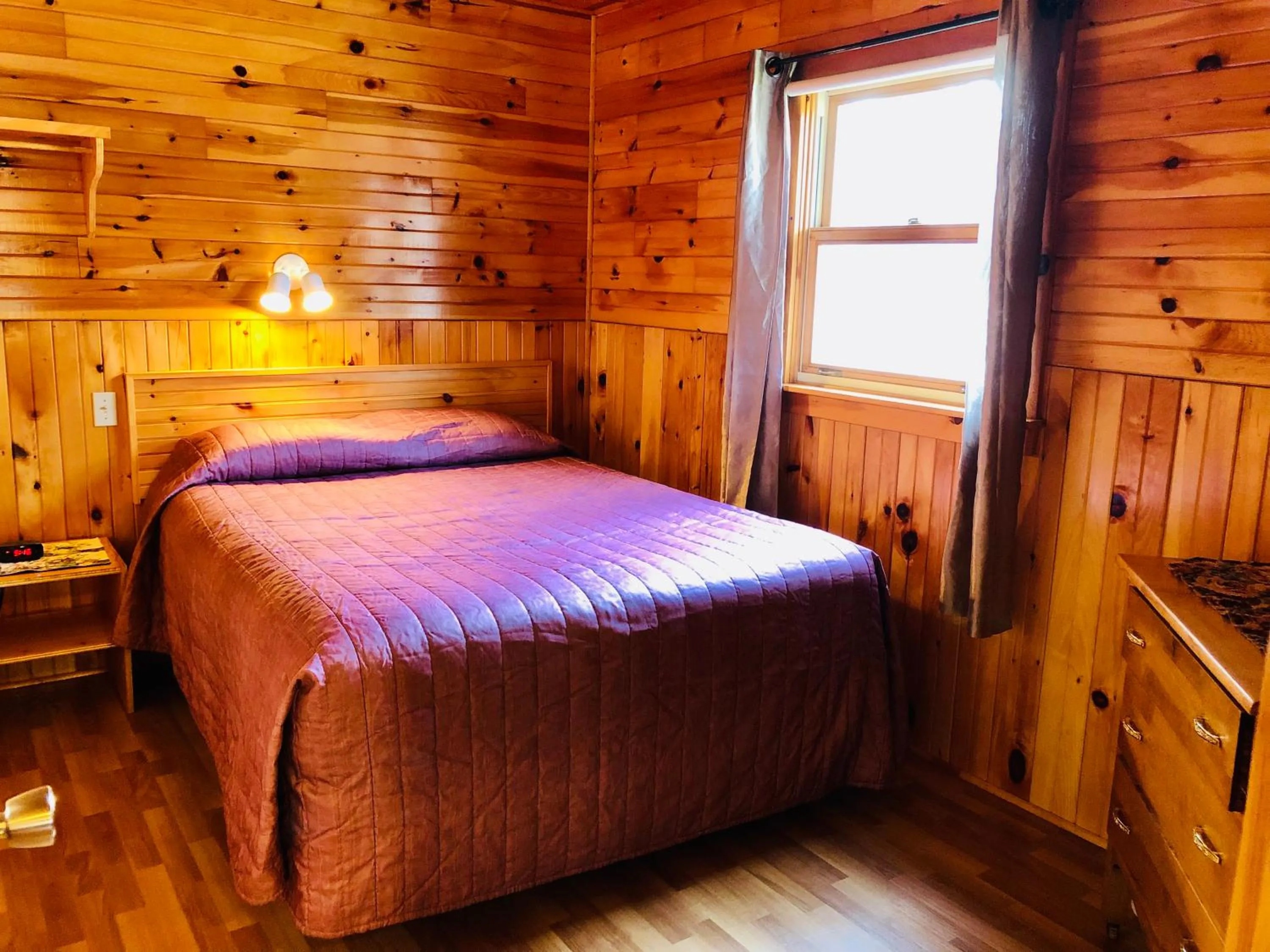 Bedroom, Bed in Green Gables Bungalow Court