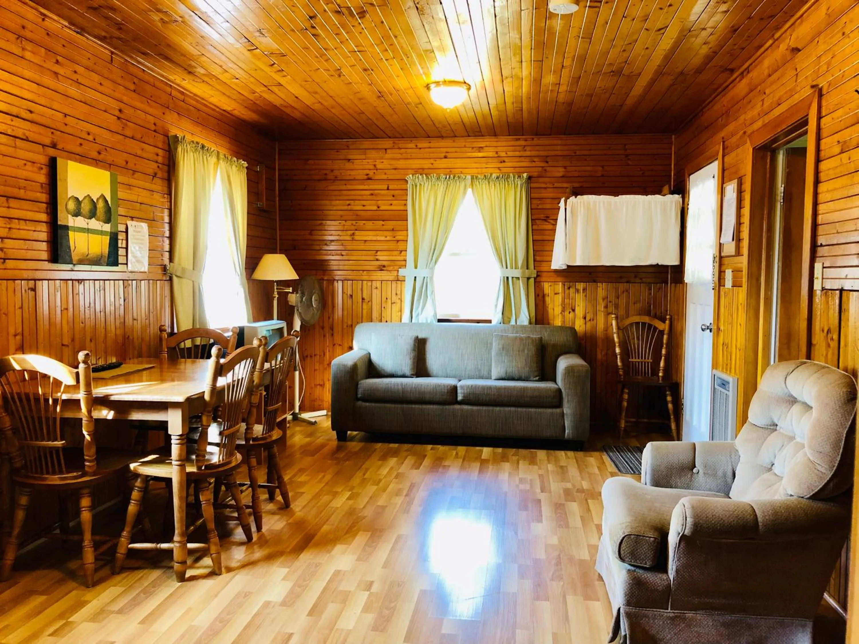 Dining area in Green Gables Bungalow Court