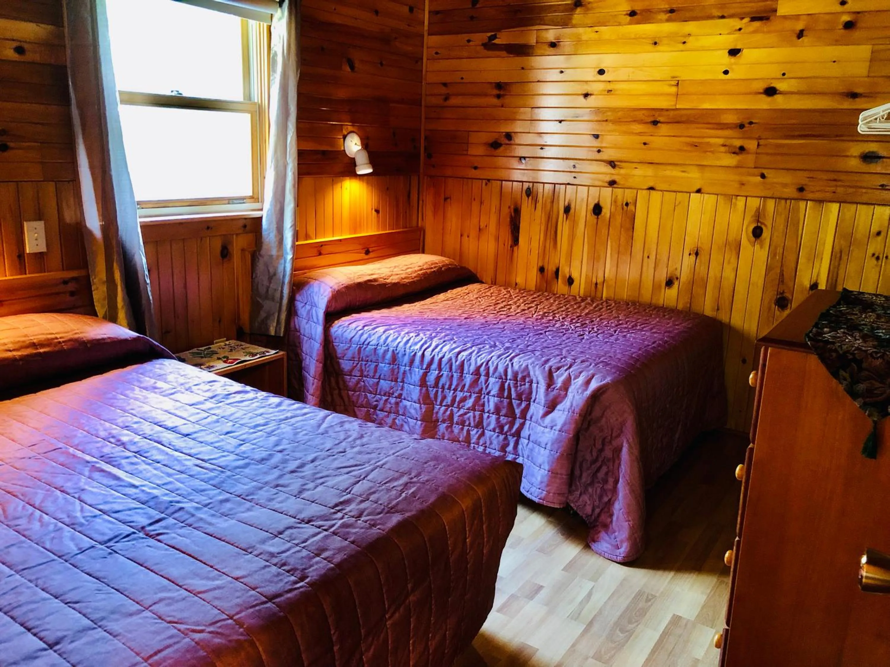 Bedroom, Bed in Green Gables Bungalow Court