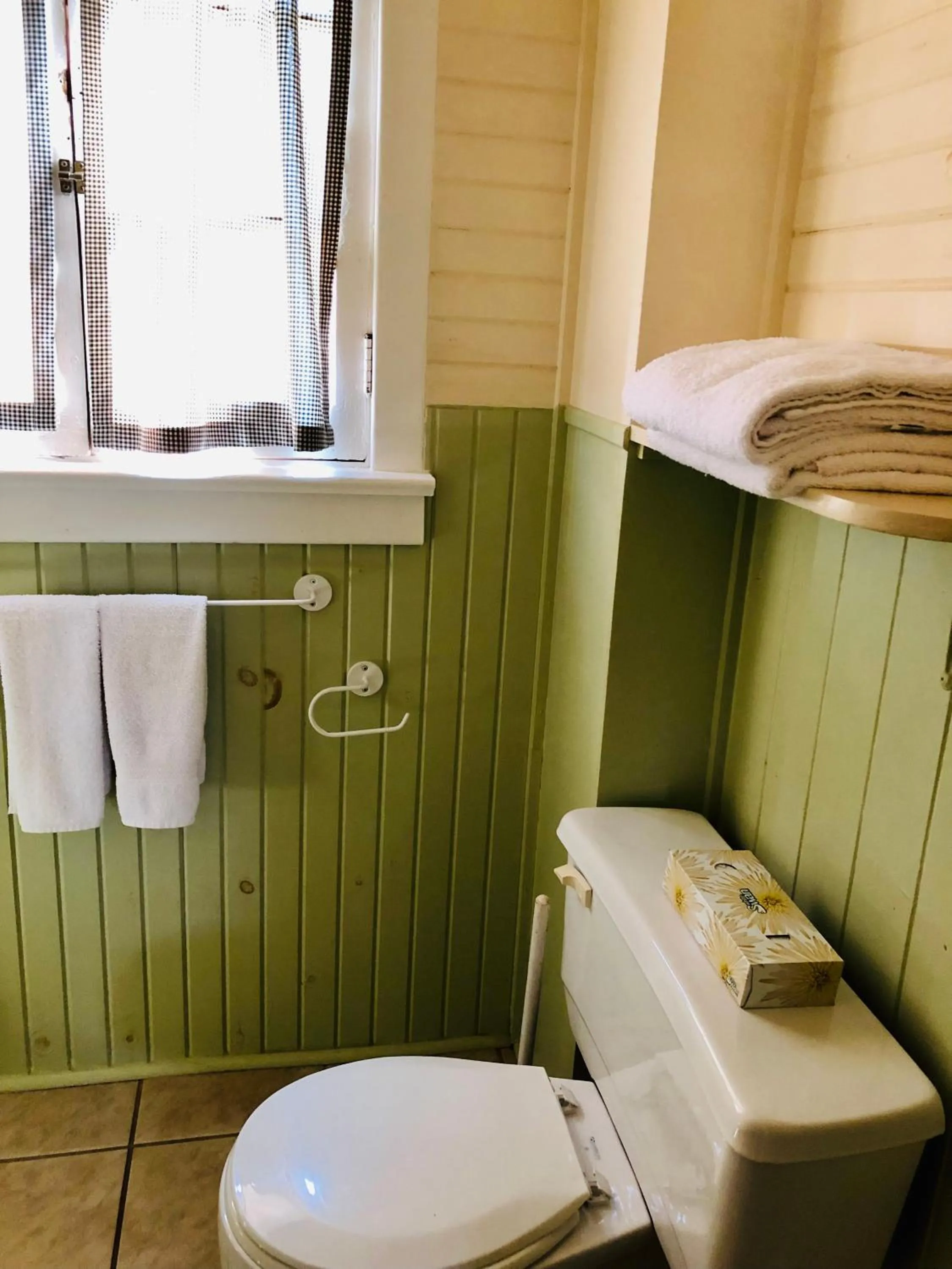 Bathroom in Green Gables Bungalow Court