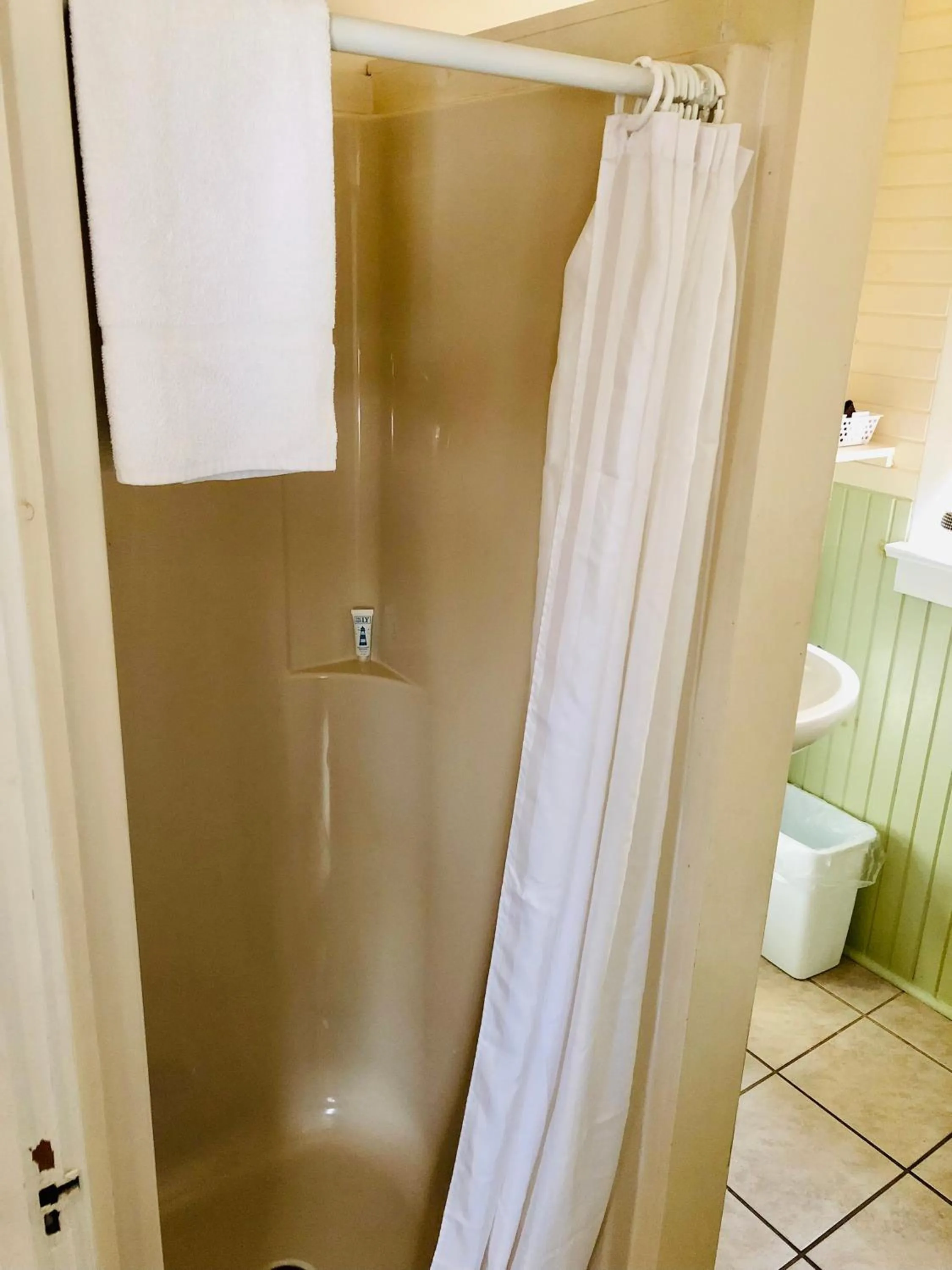 Bathroom in Green Gables Bungalow Court