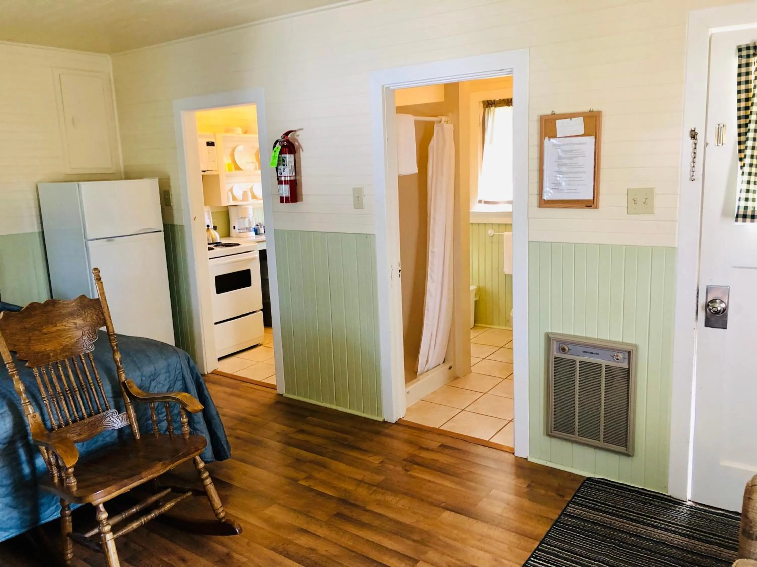 Kitchen or kitchenette in Green Gables Bungalow Court