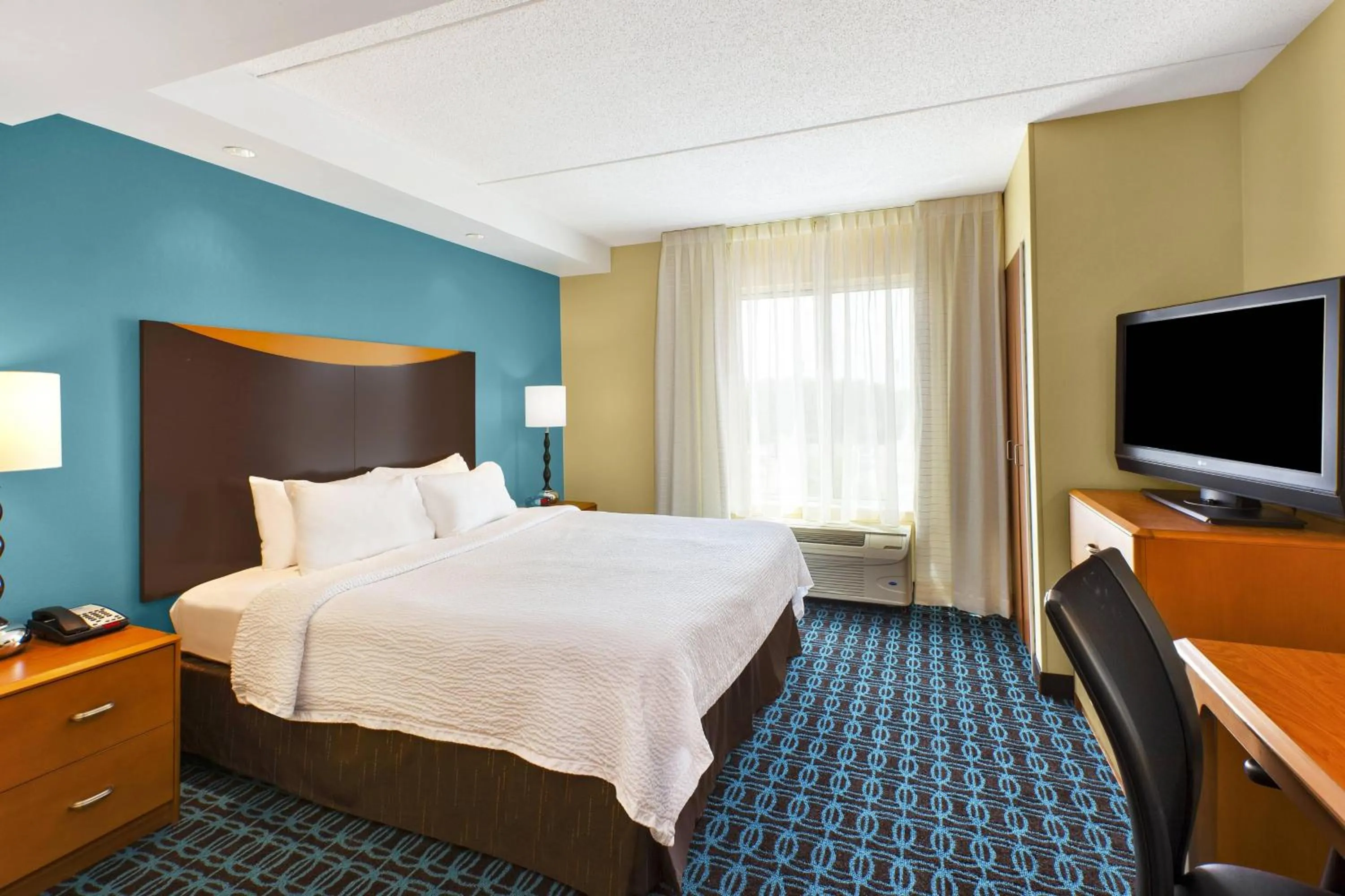 Photo of the whole room, Bed in Fairfield Inn & Suites by Marriott Lexington North