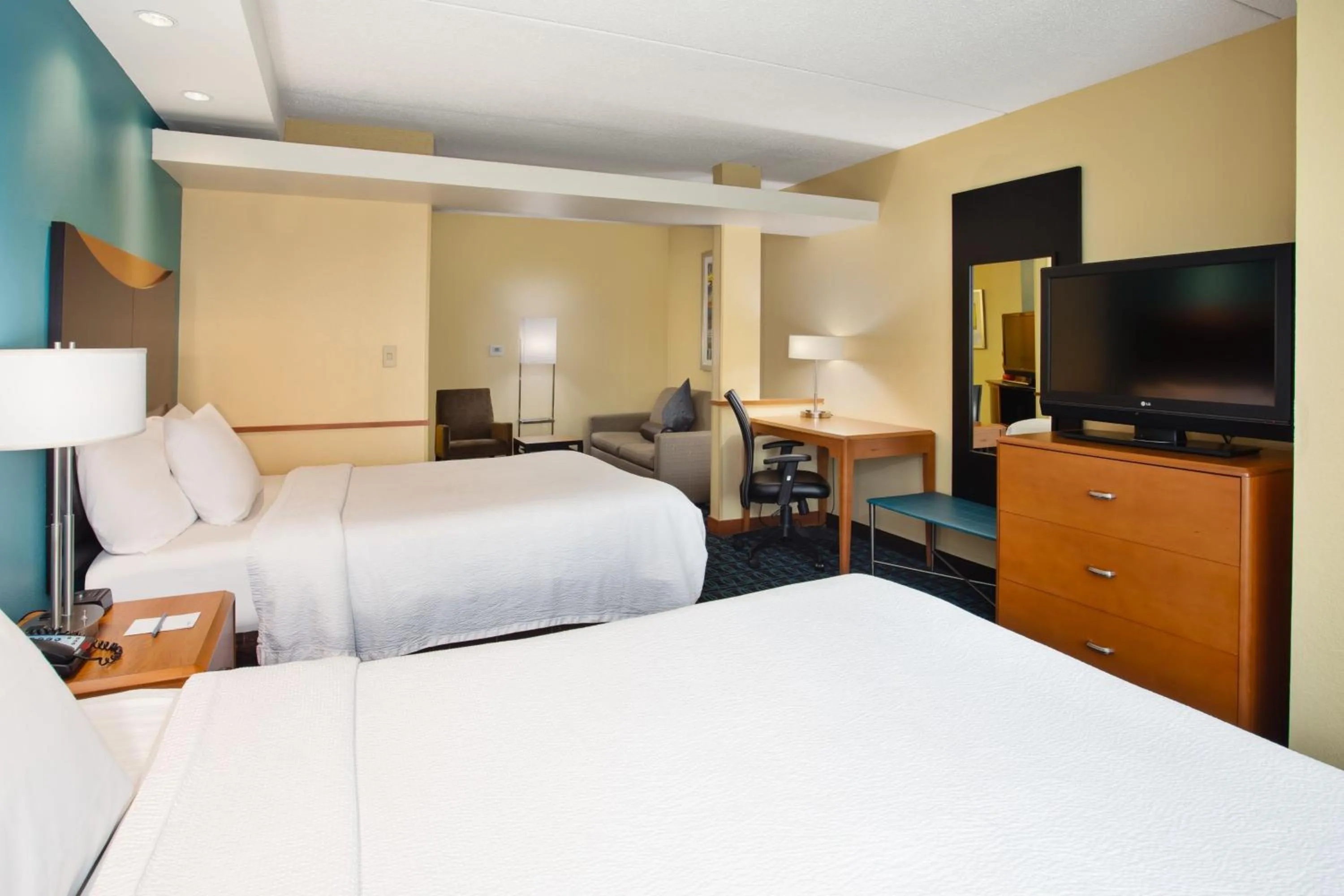 Photo of the whole room, Bed in Fairfield Inn & Suites by Marriott Lexington North
