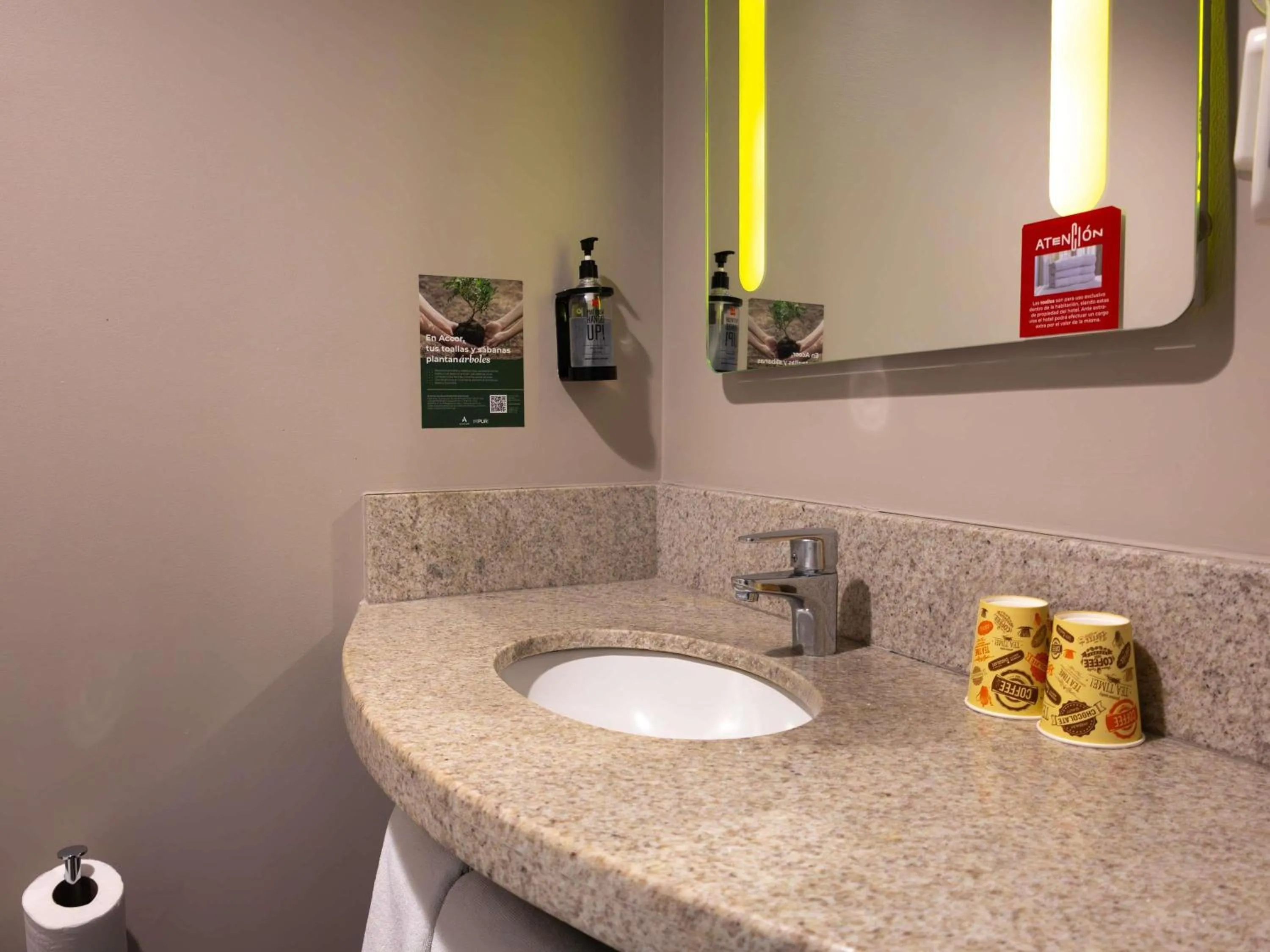 Bedroom in ibis Iquique