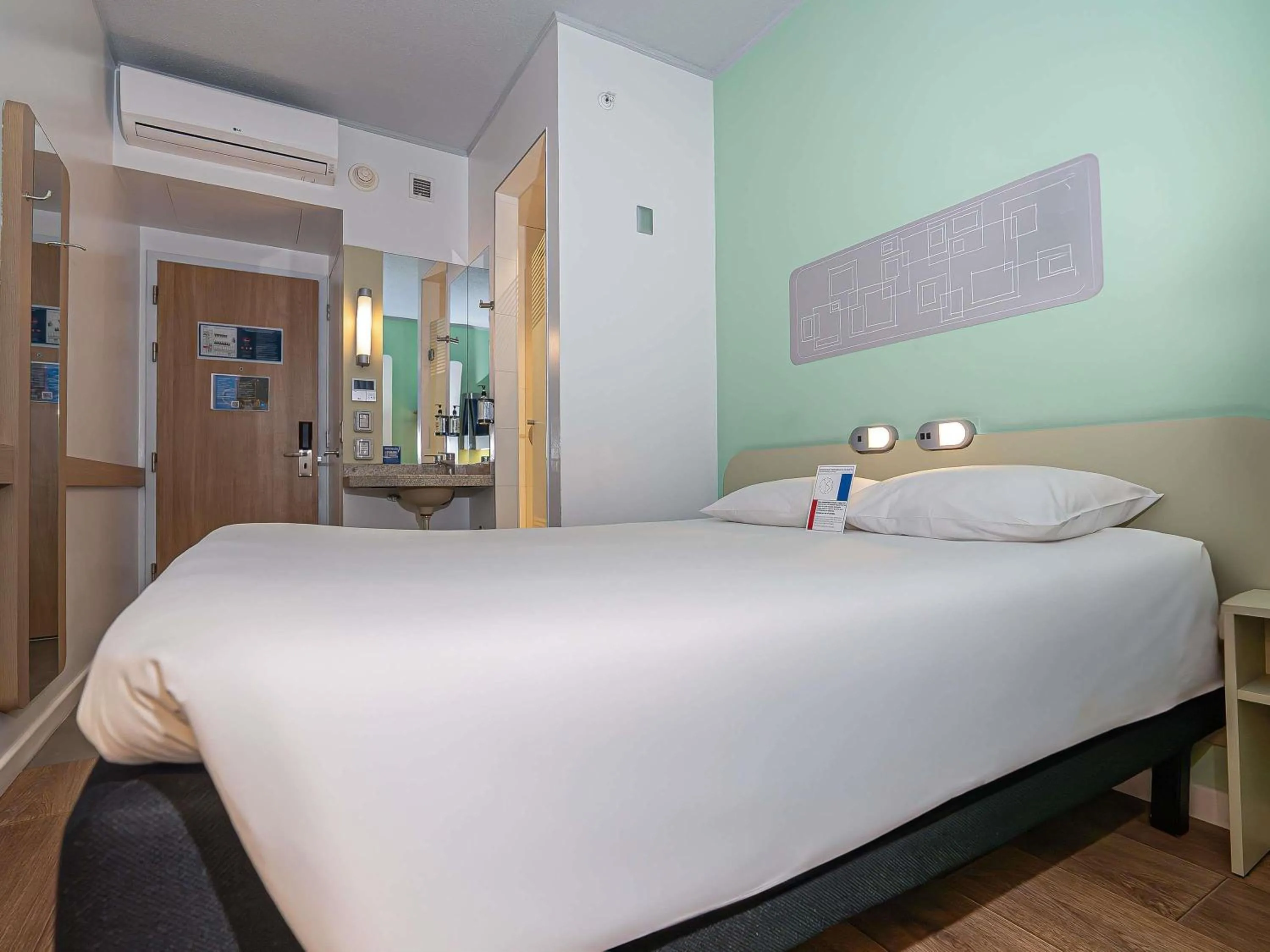 Bedroom, Bed in ibis budget Iquique