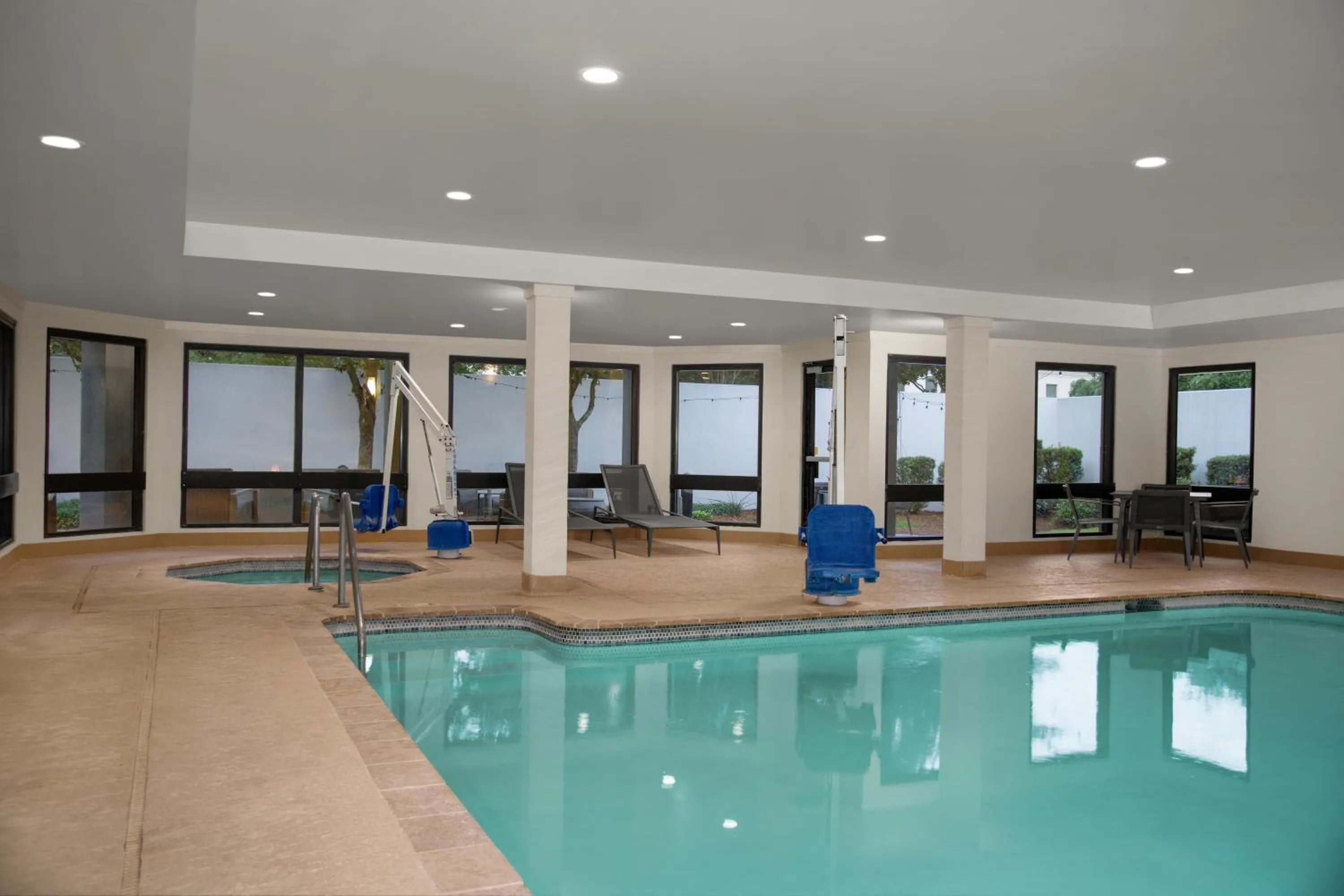 Swimming pool in Courtyard Lafayette Airport