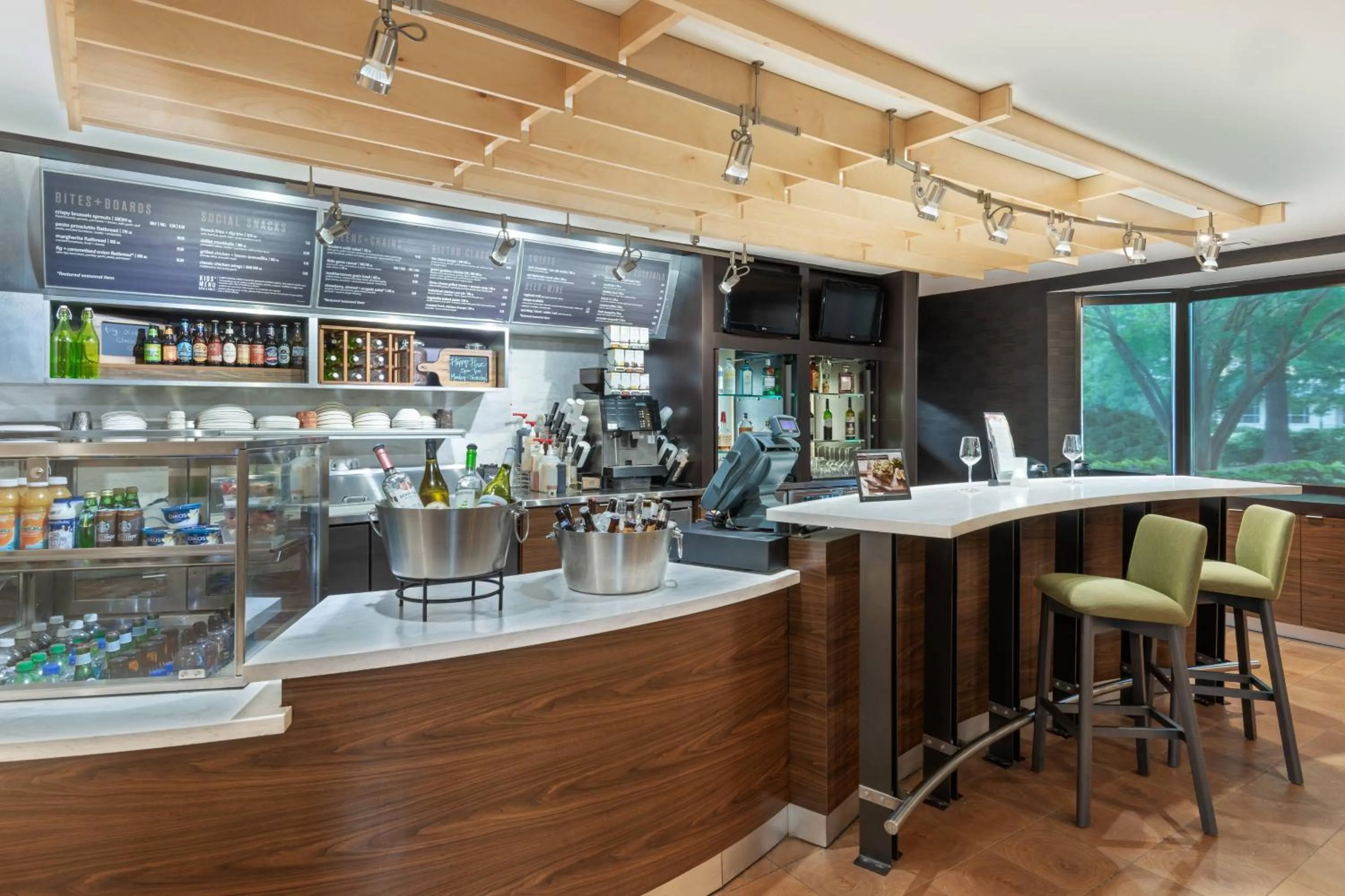 Restaurant/places to eat in Courtyard Lafayette Airport