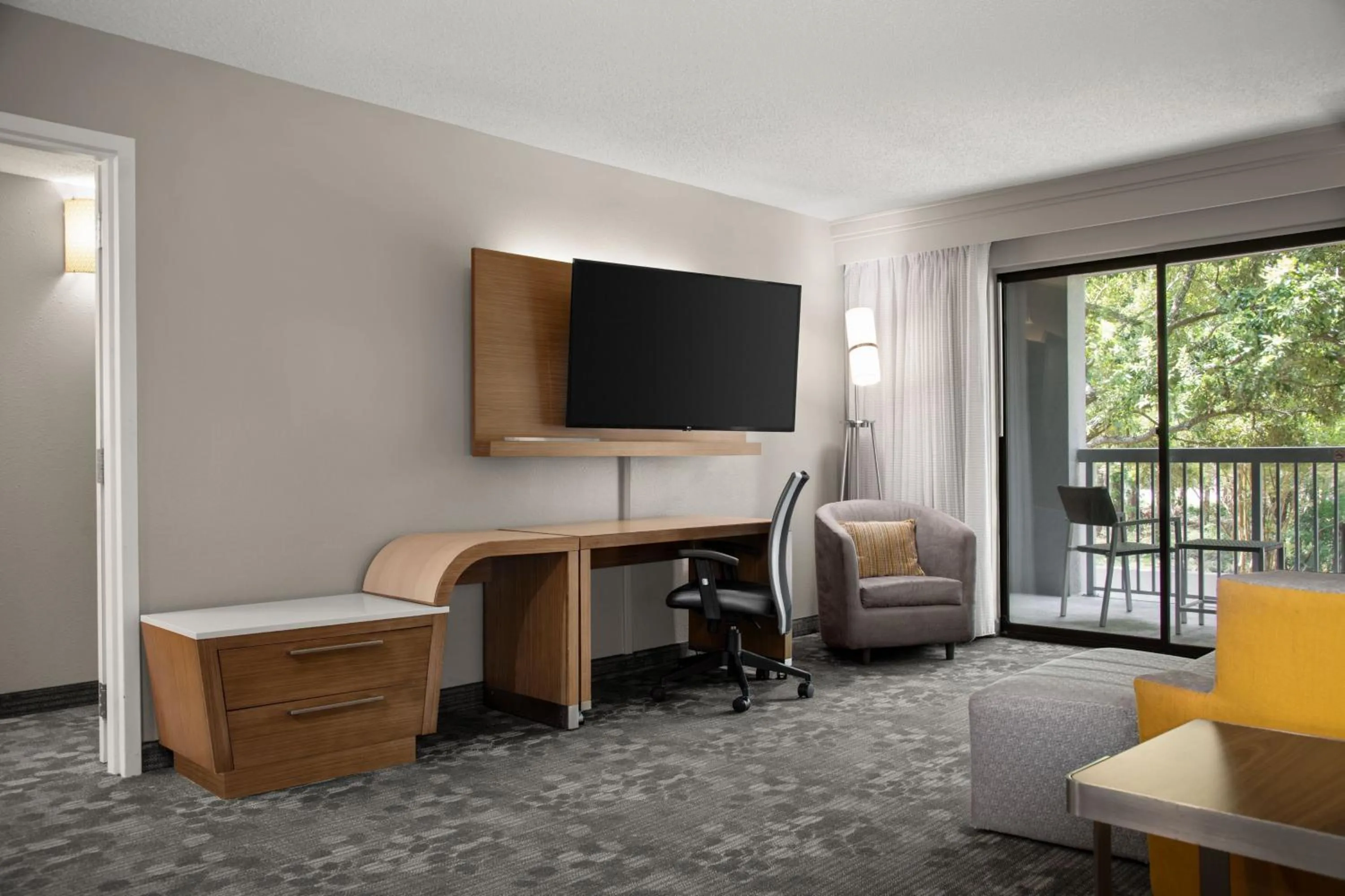 Living room in Courtyard Lafayette Airport