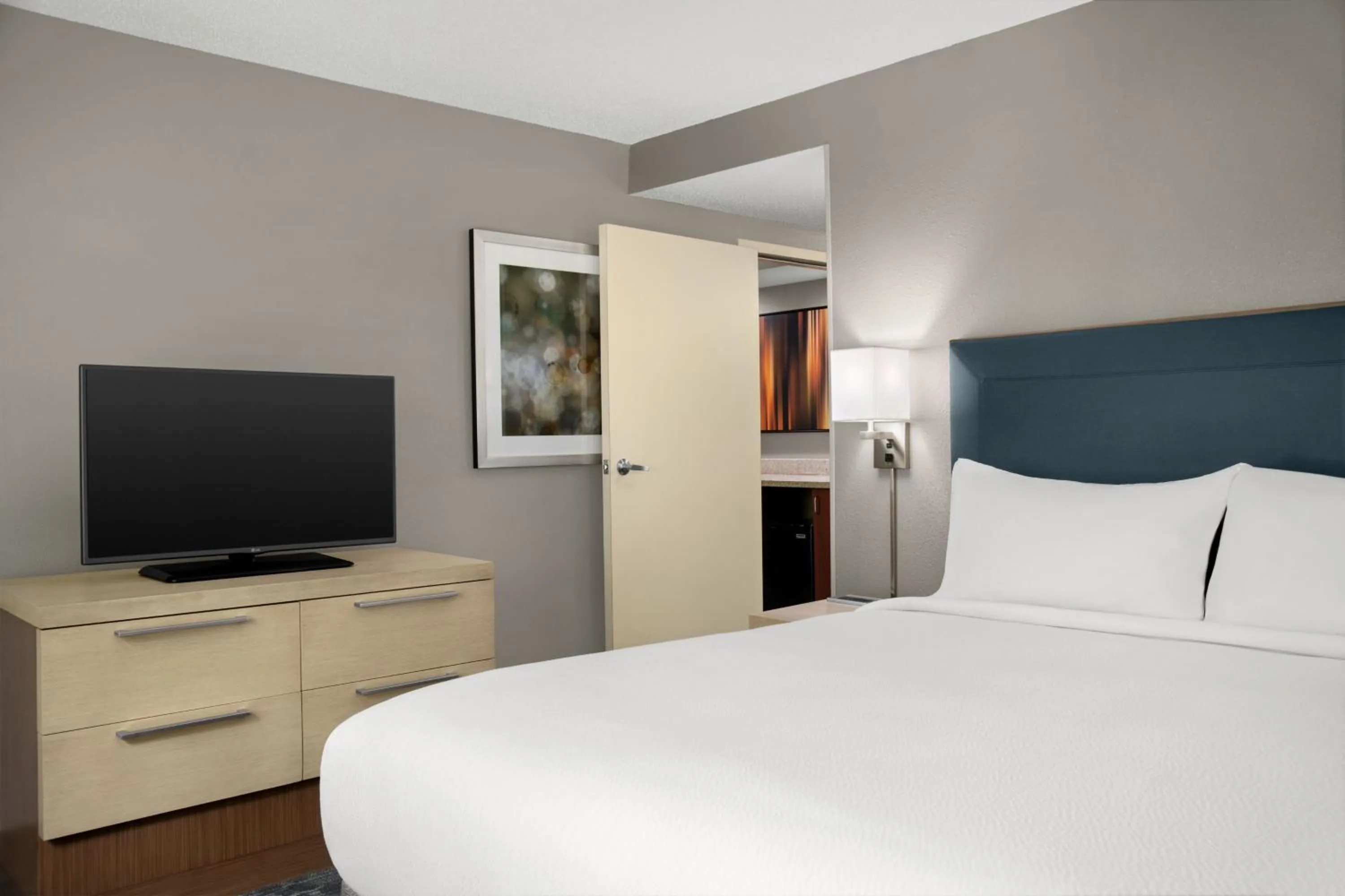 Photo of the whole room, Bed in Courtyard Lafayette Airport