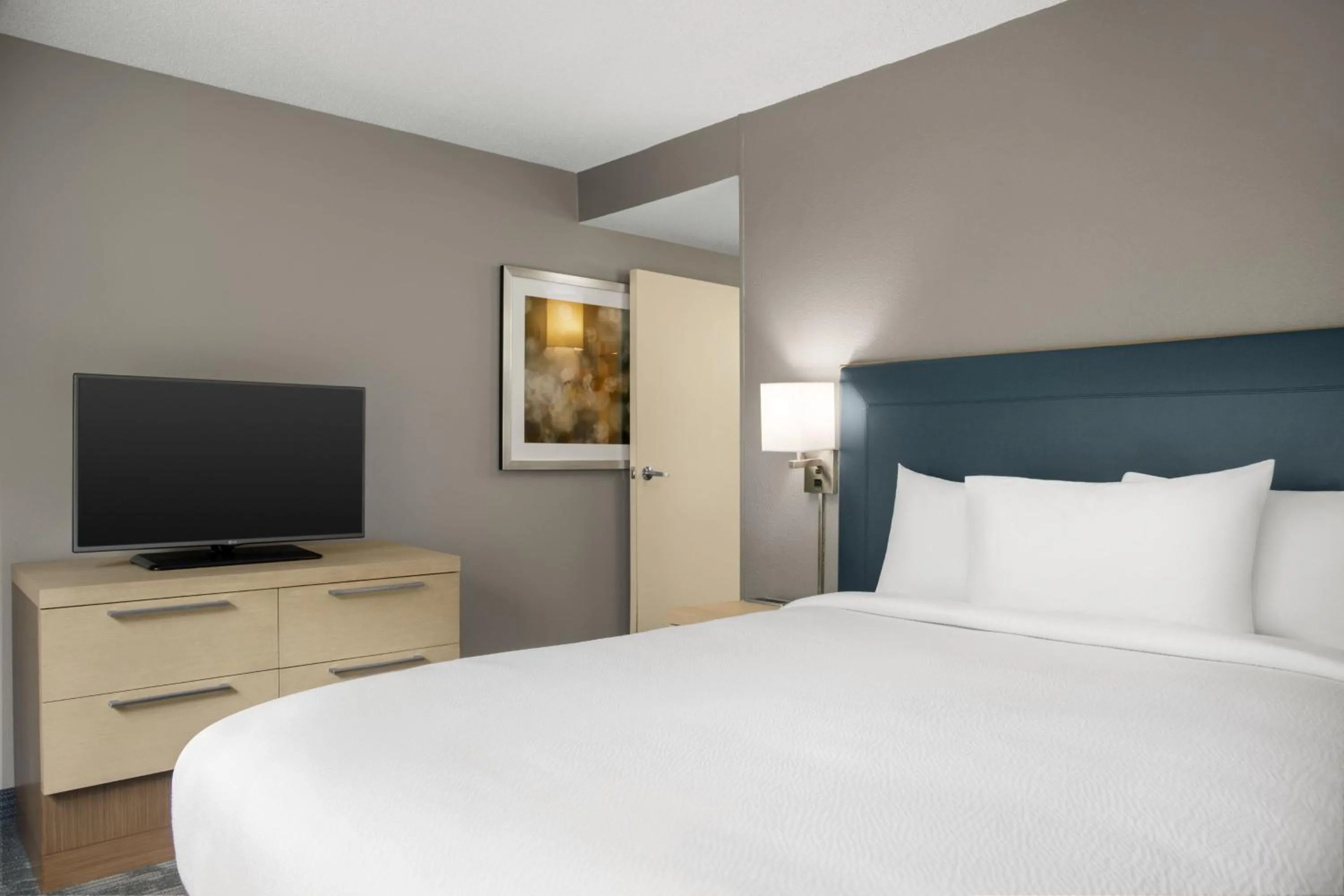 Photo of the whole room, Bed in Courtyard Lafayette Airport