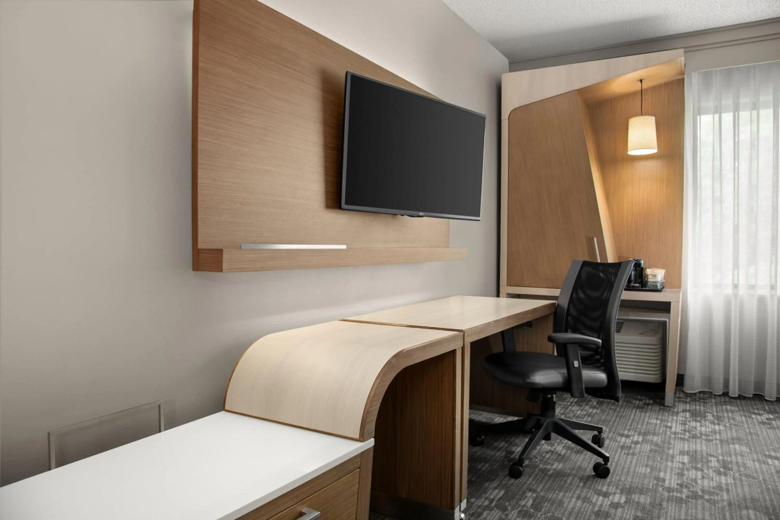 Photo of the whole room in Courtyard Lafayette Airport