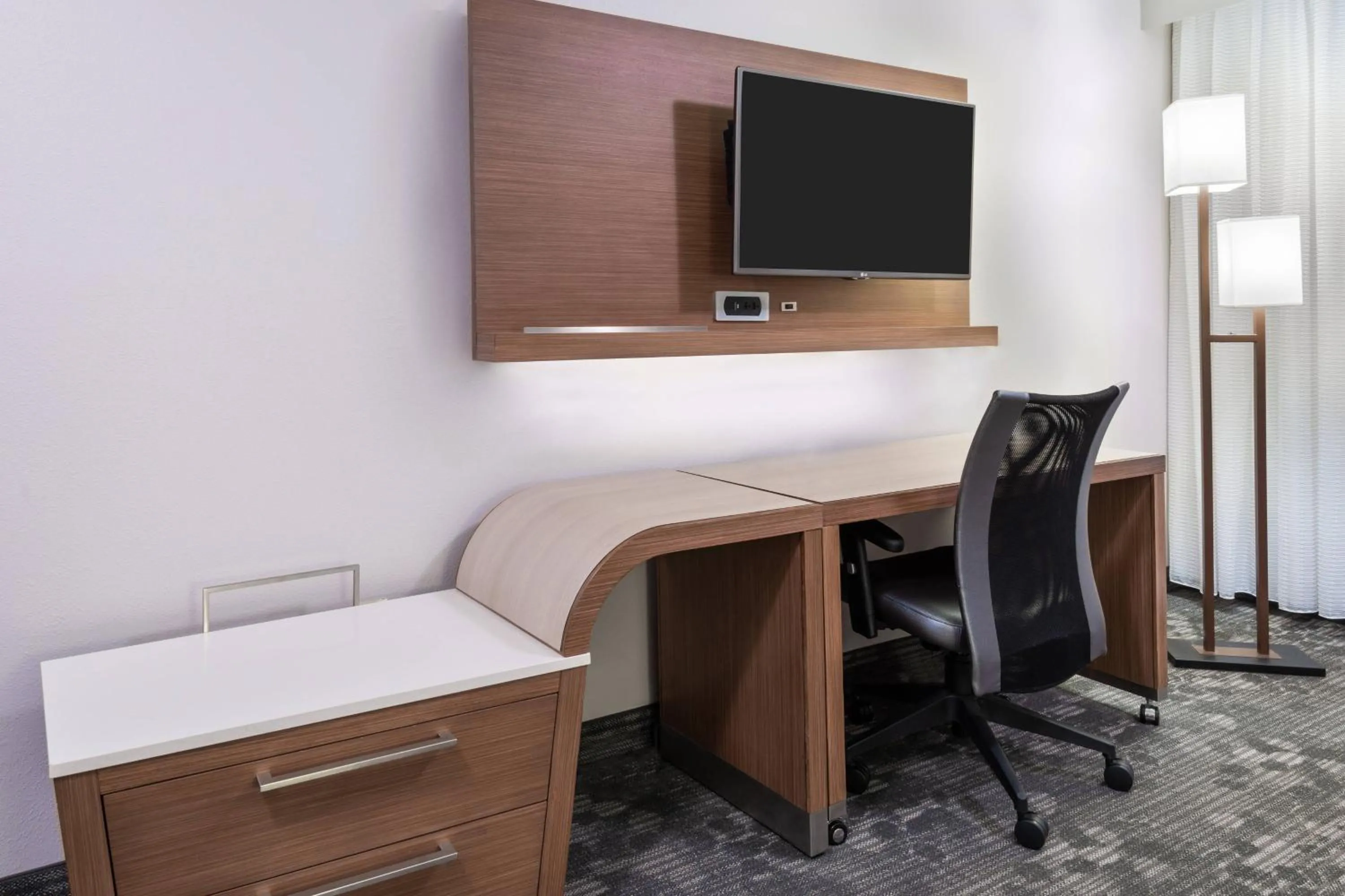 Photo of the whole room in Courtyard Lafayette Airport