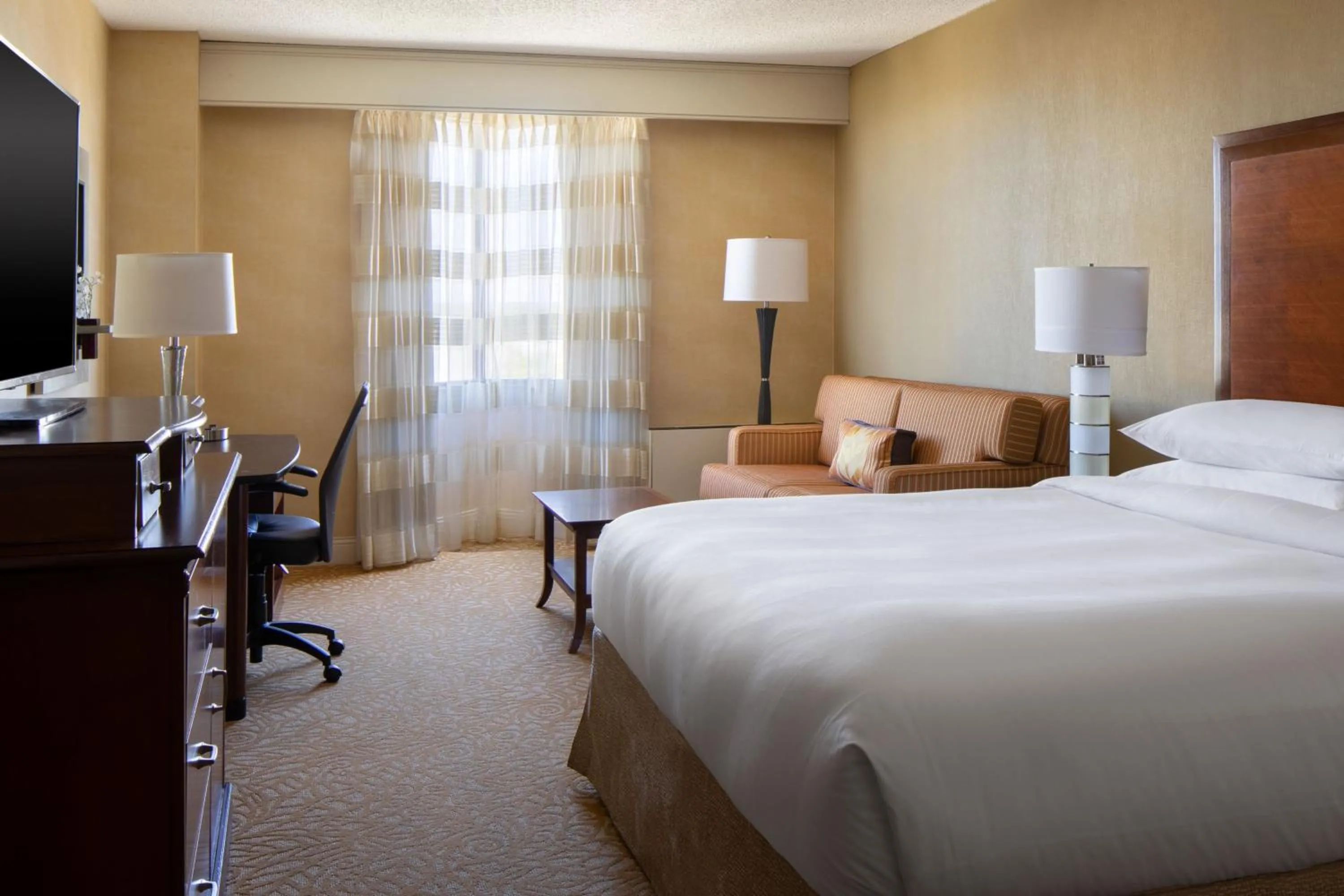 Photo of the whole room, Bed in The Lincoln Marriott Cornhusker Hotel
