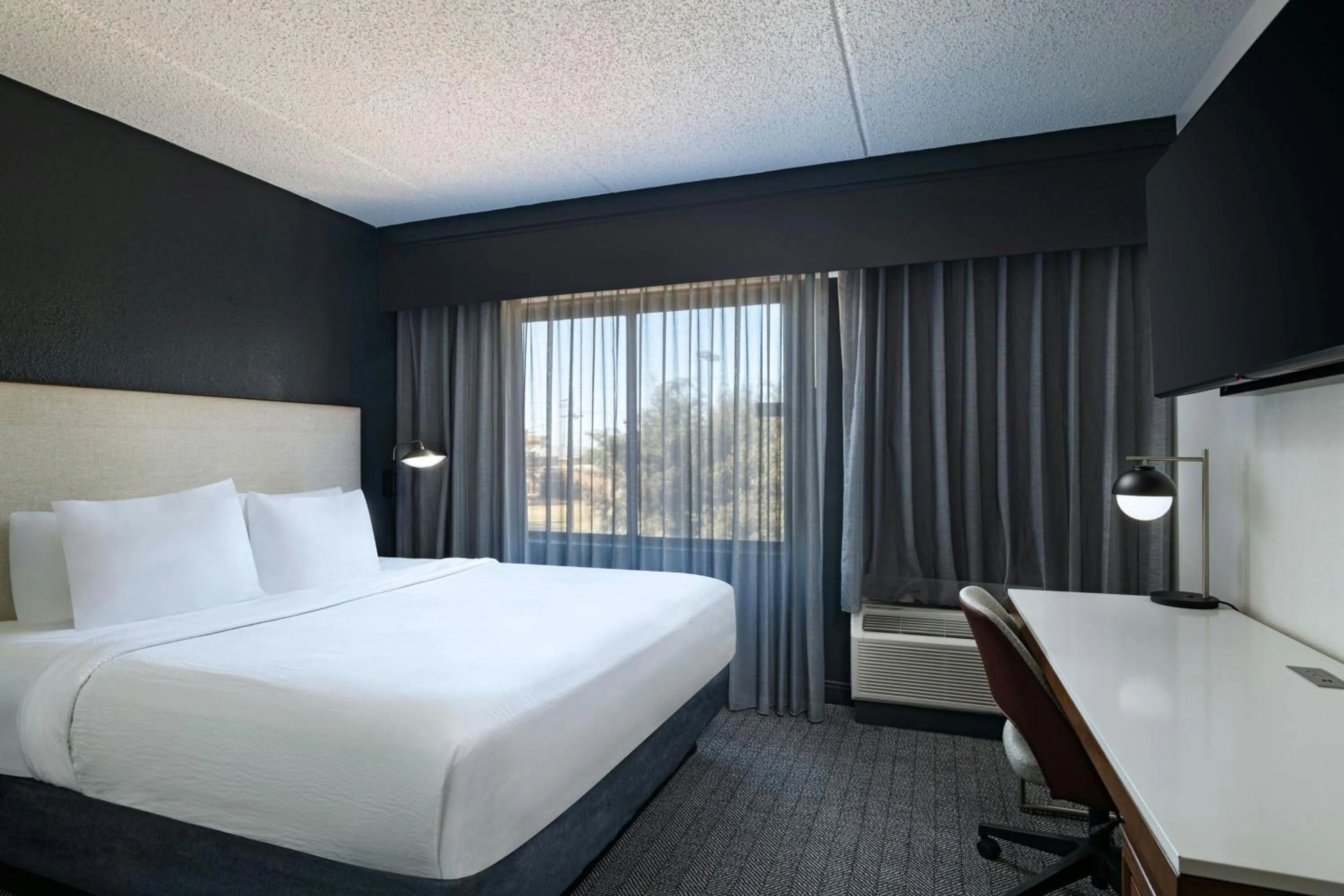 Photo of the whole room, Bed in Courtyard by Marriott Laredo