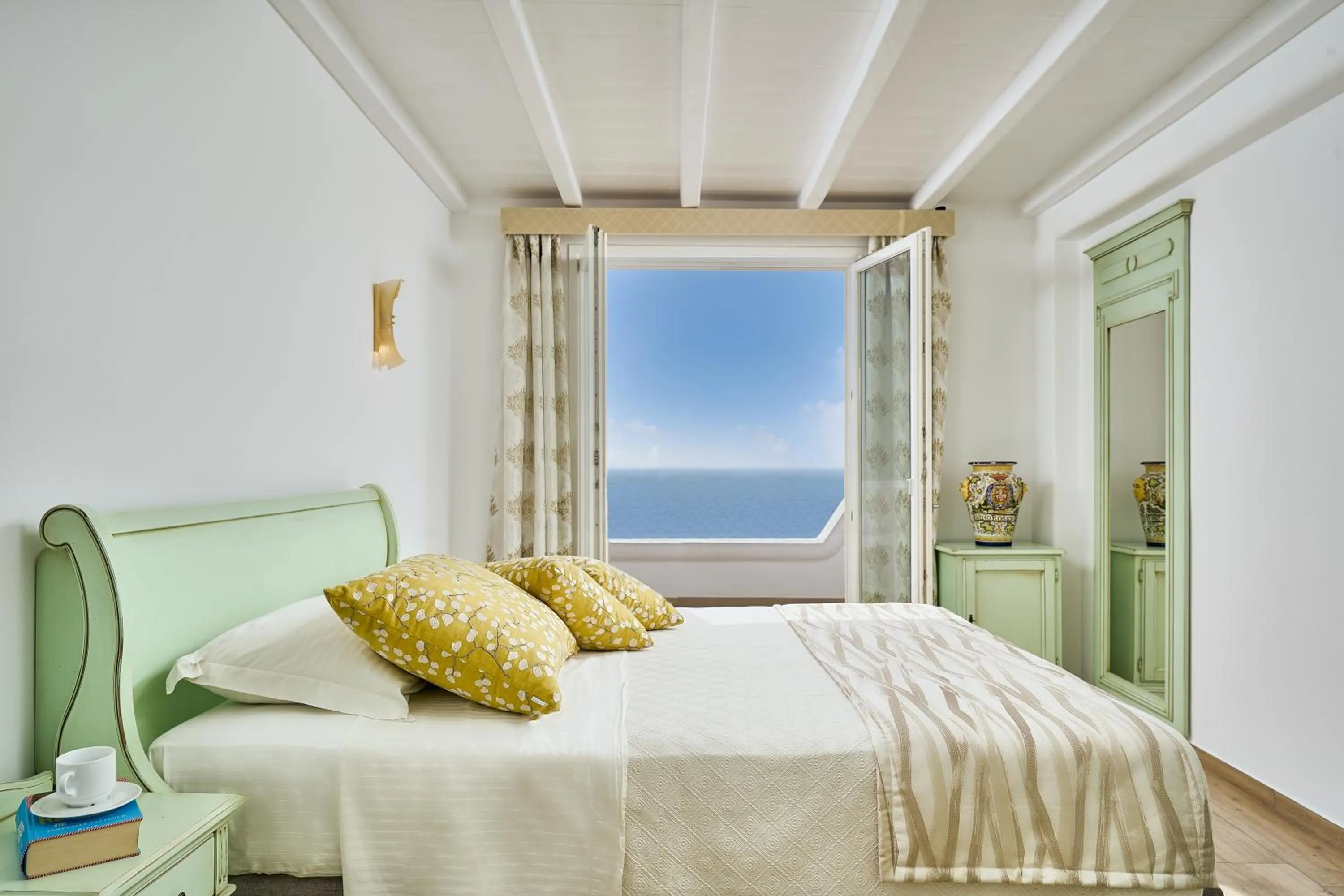 Bed in Arte & Mare Elia Luxury Suites and Villas