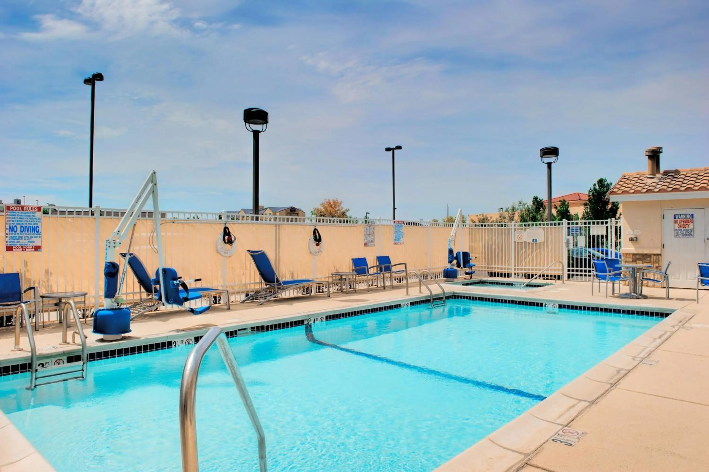 Swimming pool in TownePlace Suites by Marriott Las Cruces