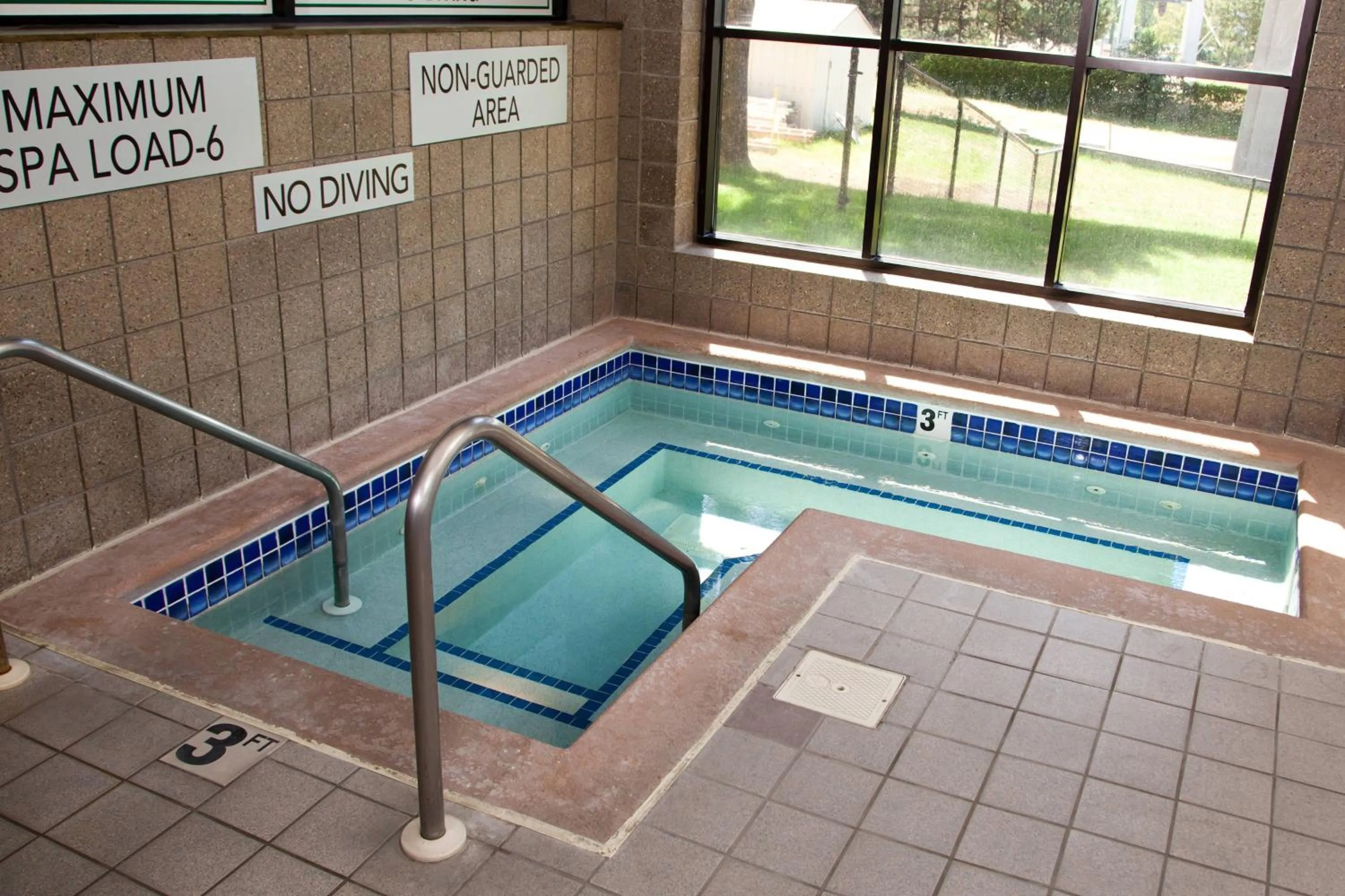 Swimming pool in Courtyard La Crosse Downtown/Mississippi Riverfront