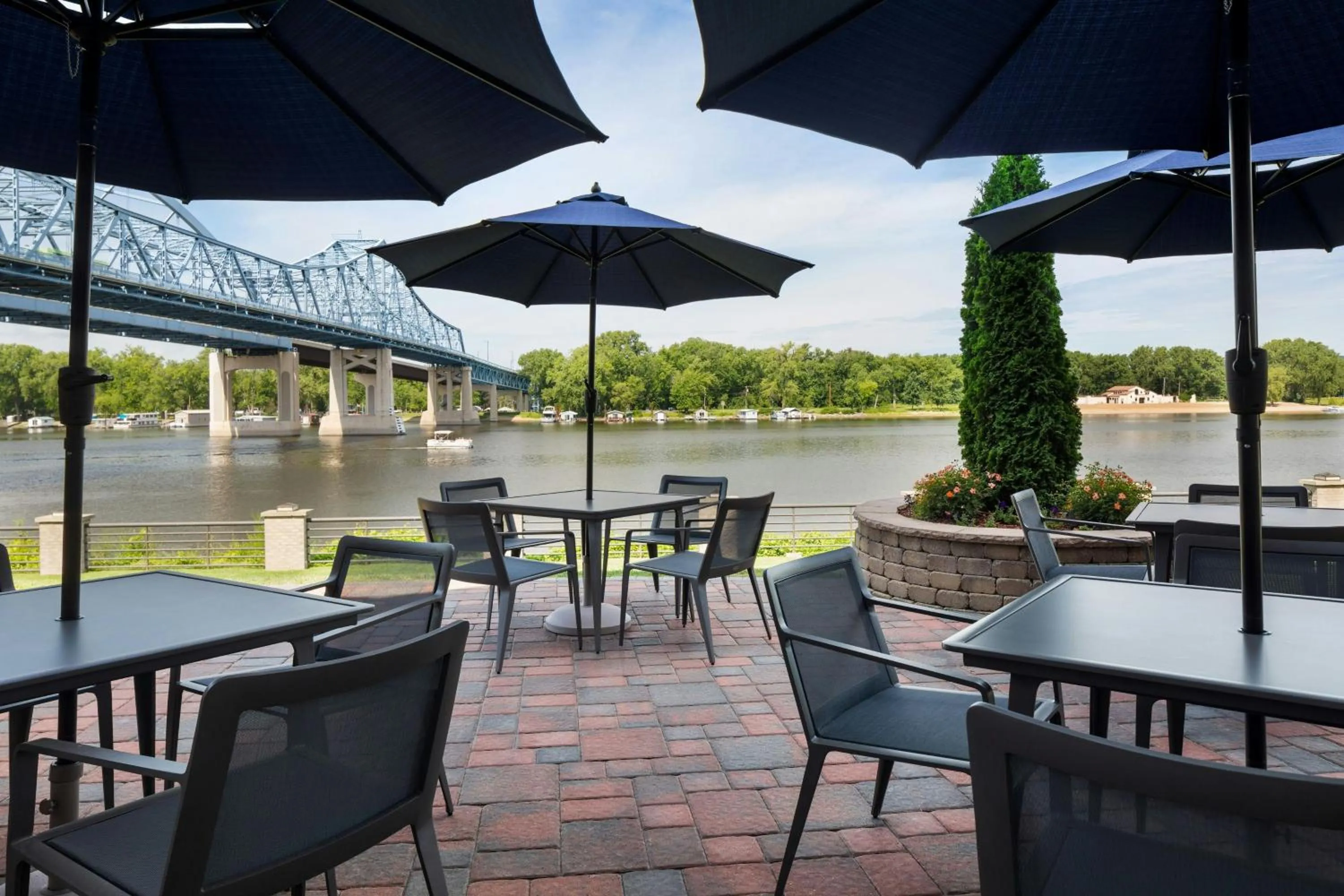 Restaurant/places to eat in Courtyard La Crosse Downtown/Mississippi Riverfront