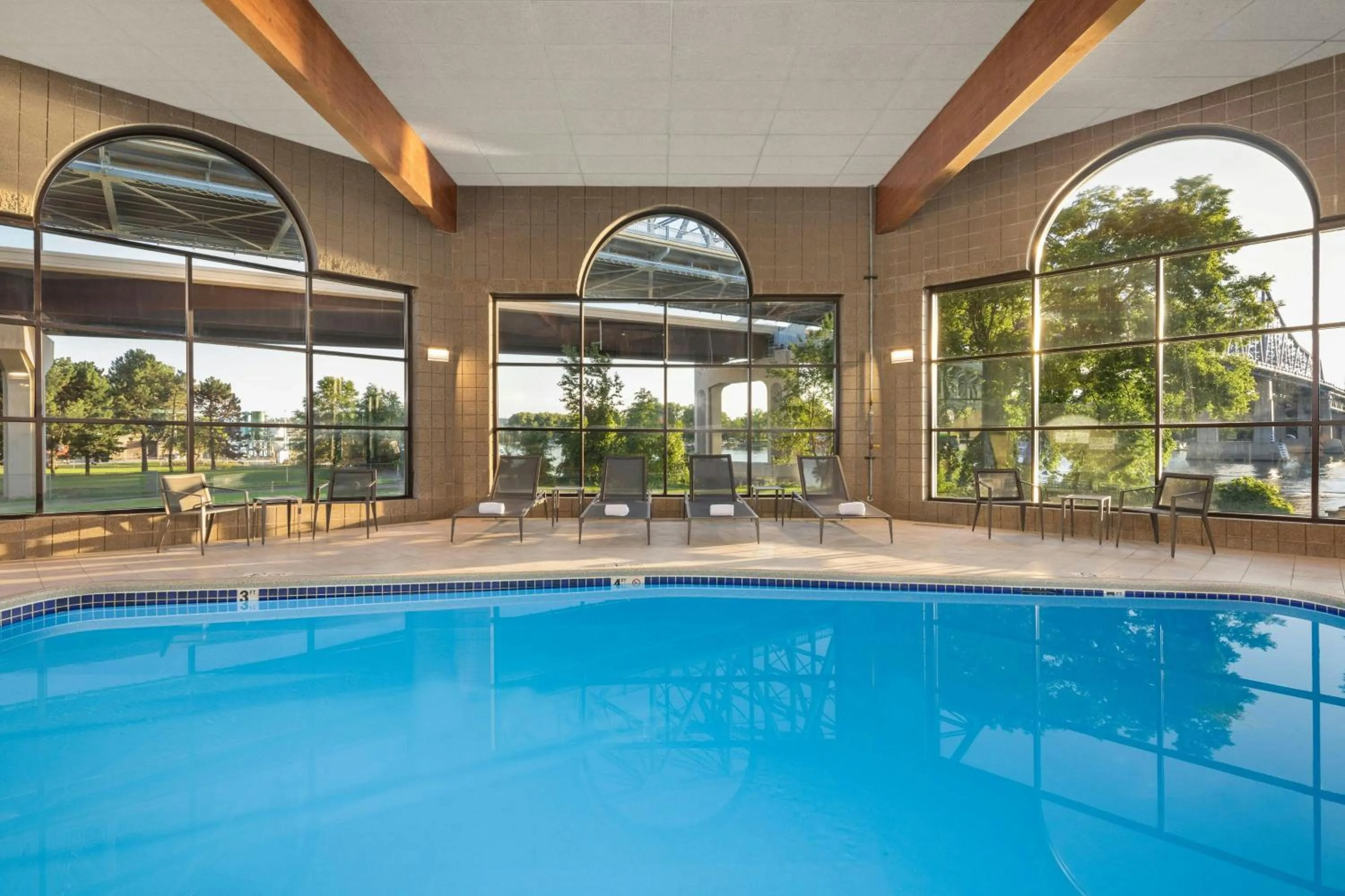 Swimming pool in Courtyard La Crosse Downtown/Mississippi Riverfront