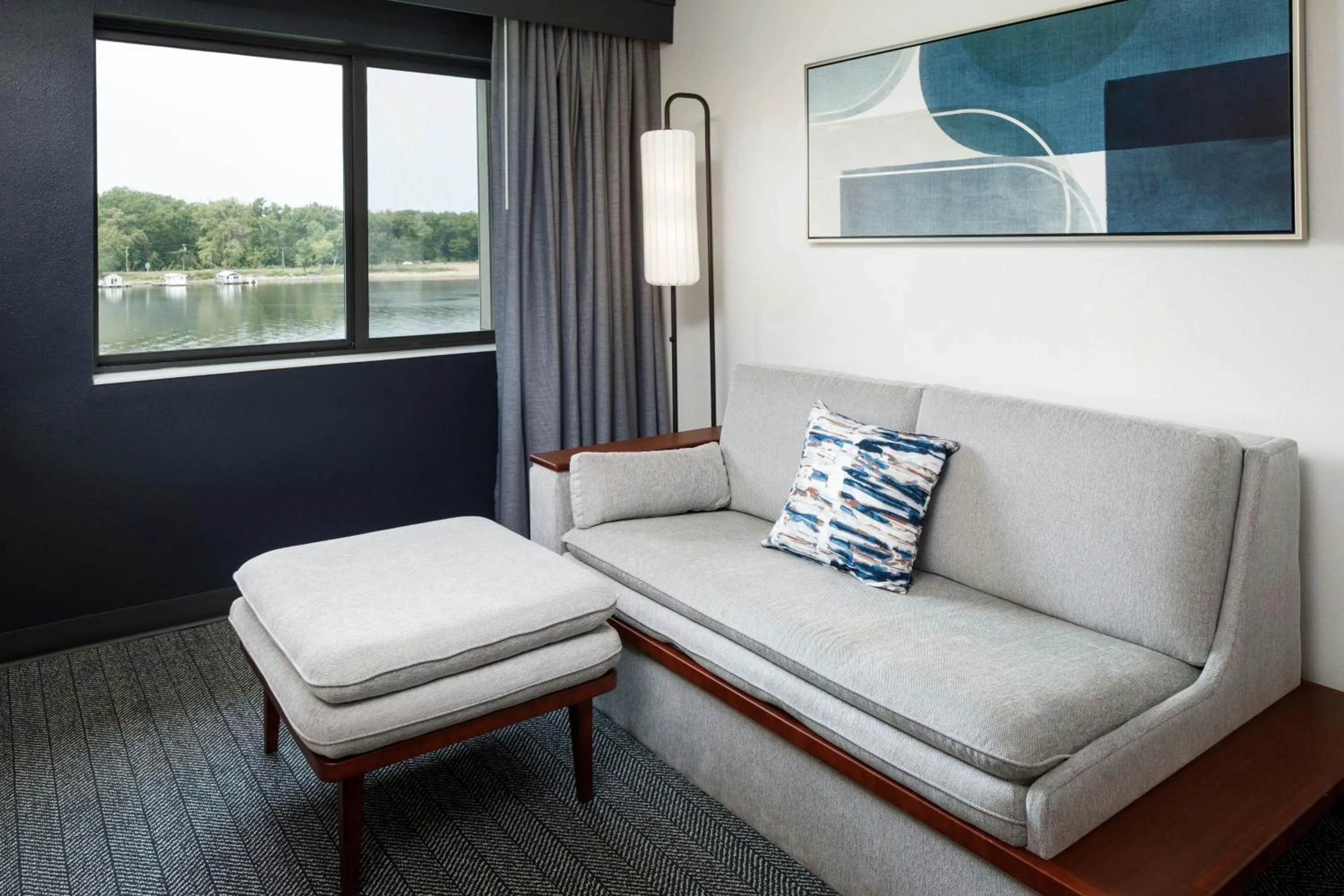 Photo of the whole room in Courtyard La Crosse Downtown/Mississippi Riverfront