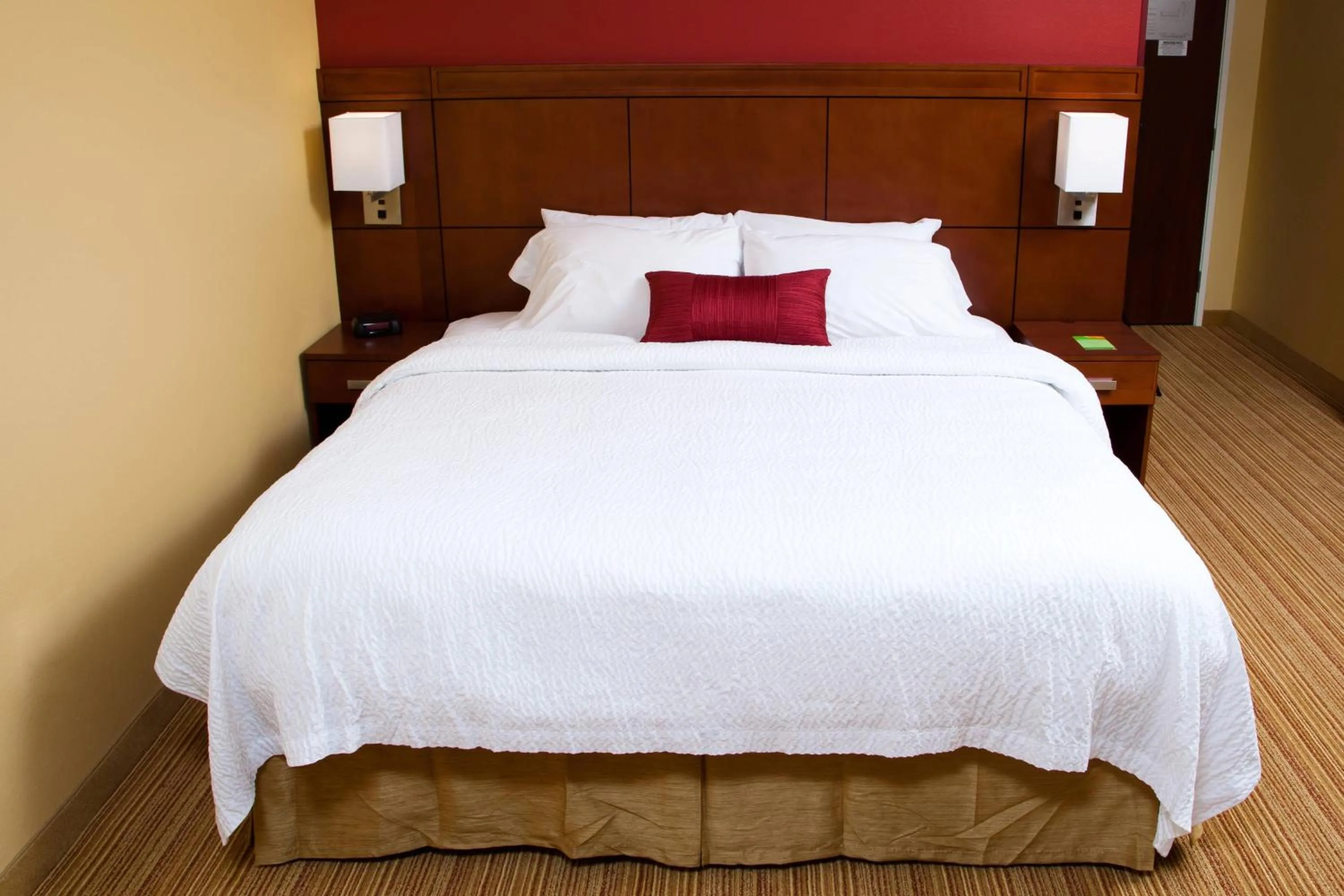 Photo of the whole room, Bed in Courtyard La Crosse Downtown/Mississippi Riverfront