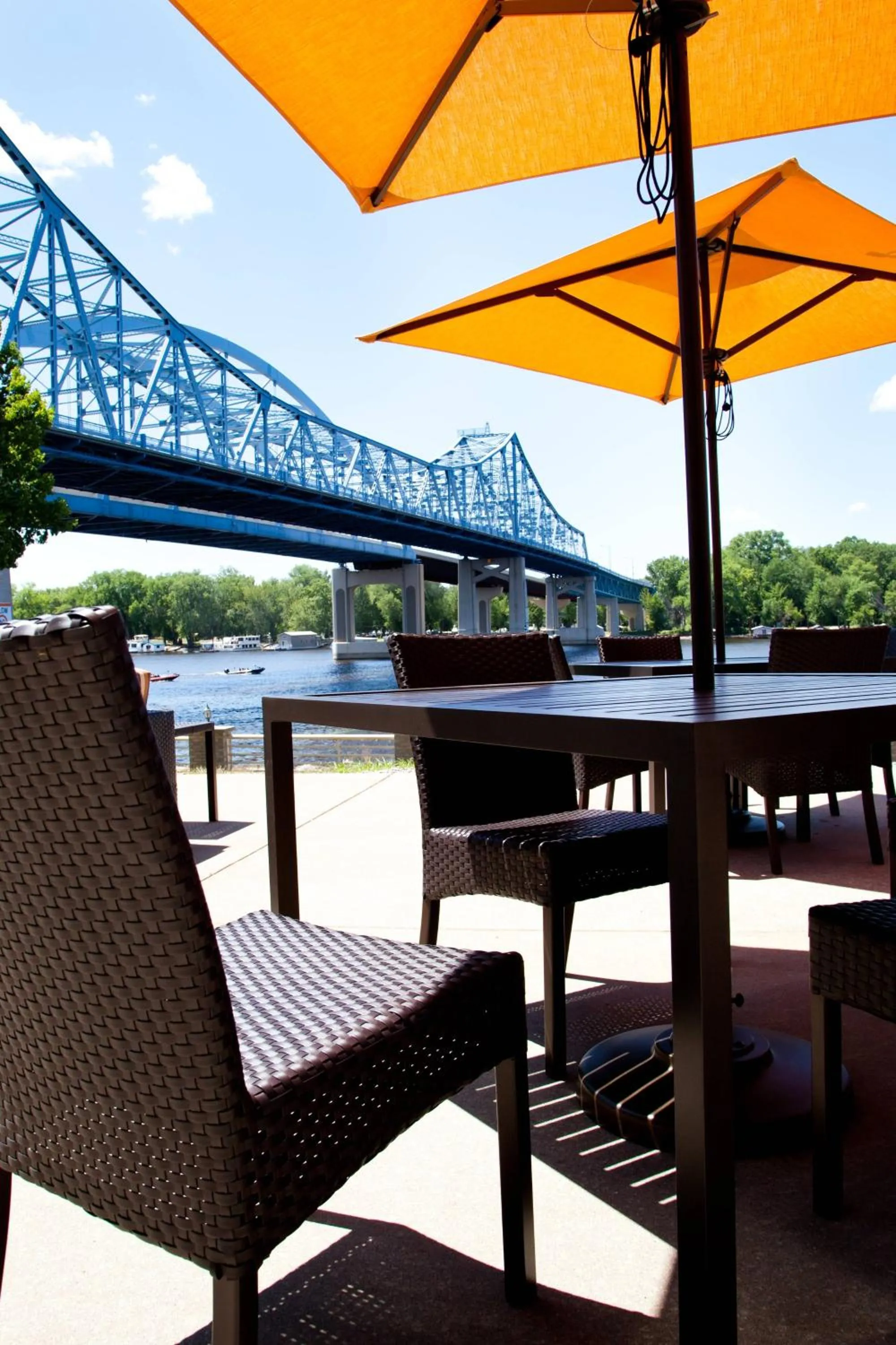 Restaurant/places to eat in Courtyard La Crosse Downtown/Mississippi Riverfront