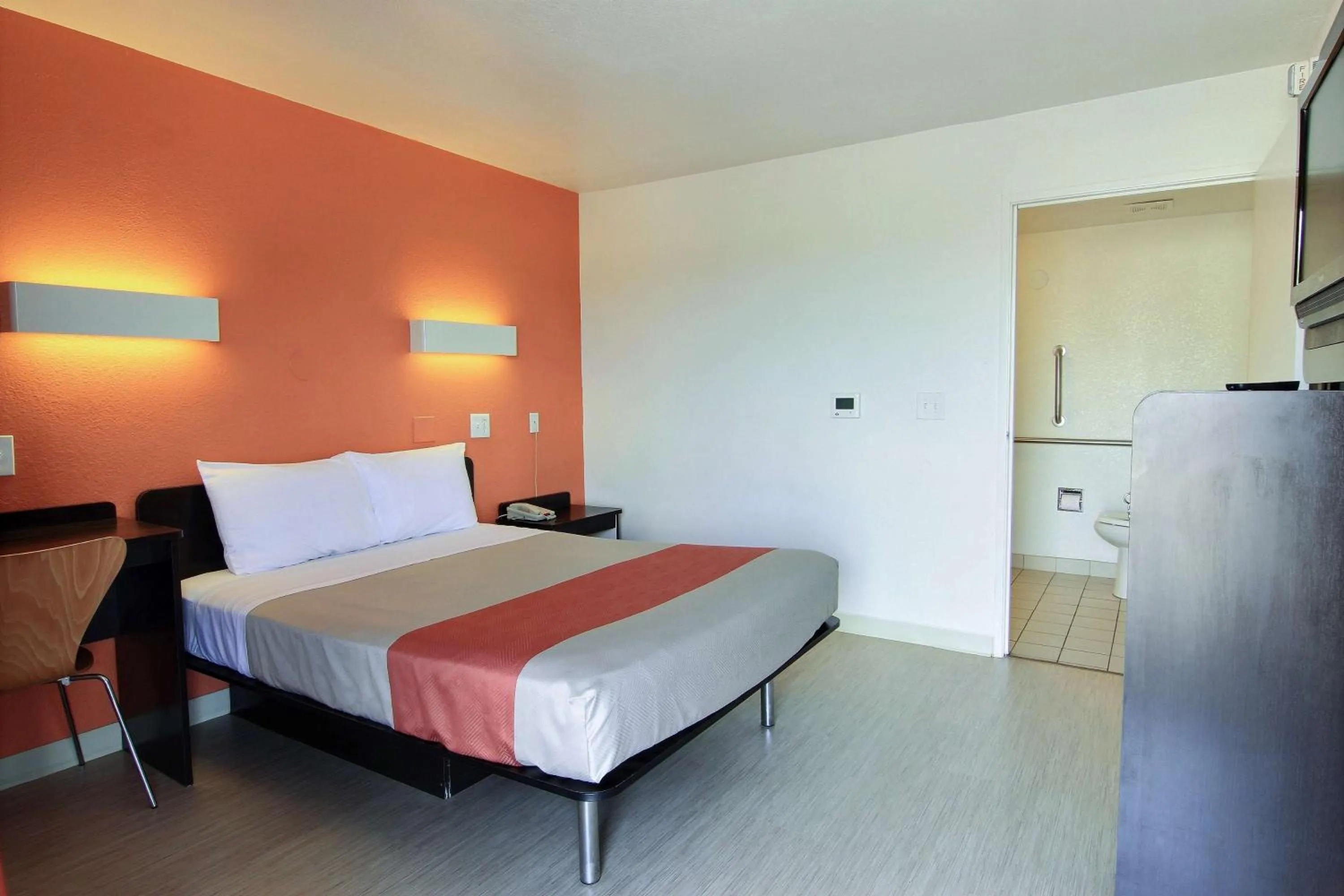 Toilet, Bed in Motel 6-Corpus Christi, TX - East - North Padre Island