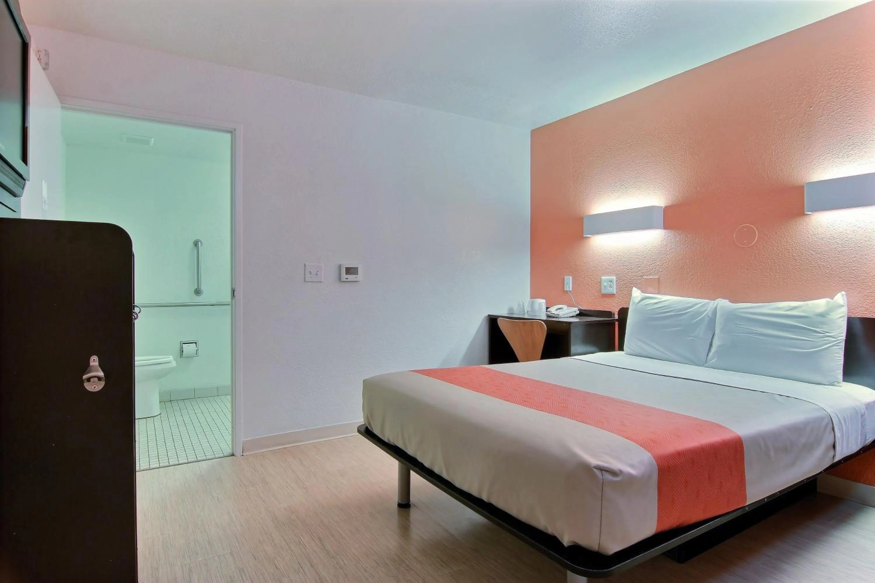 Bedroom, Bed in Motel 6-Corpus Christi, TX - East - North Padre Island