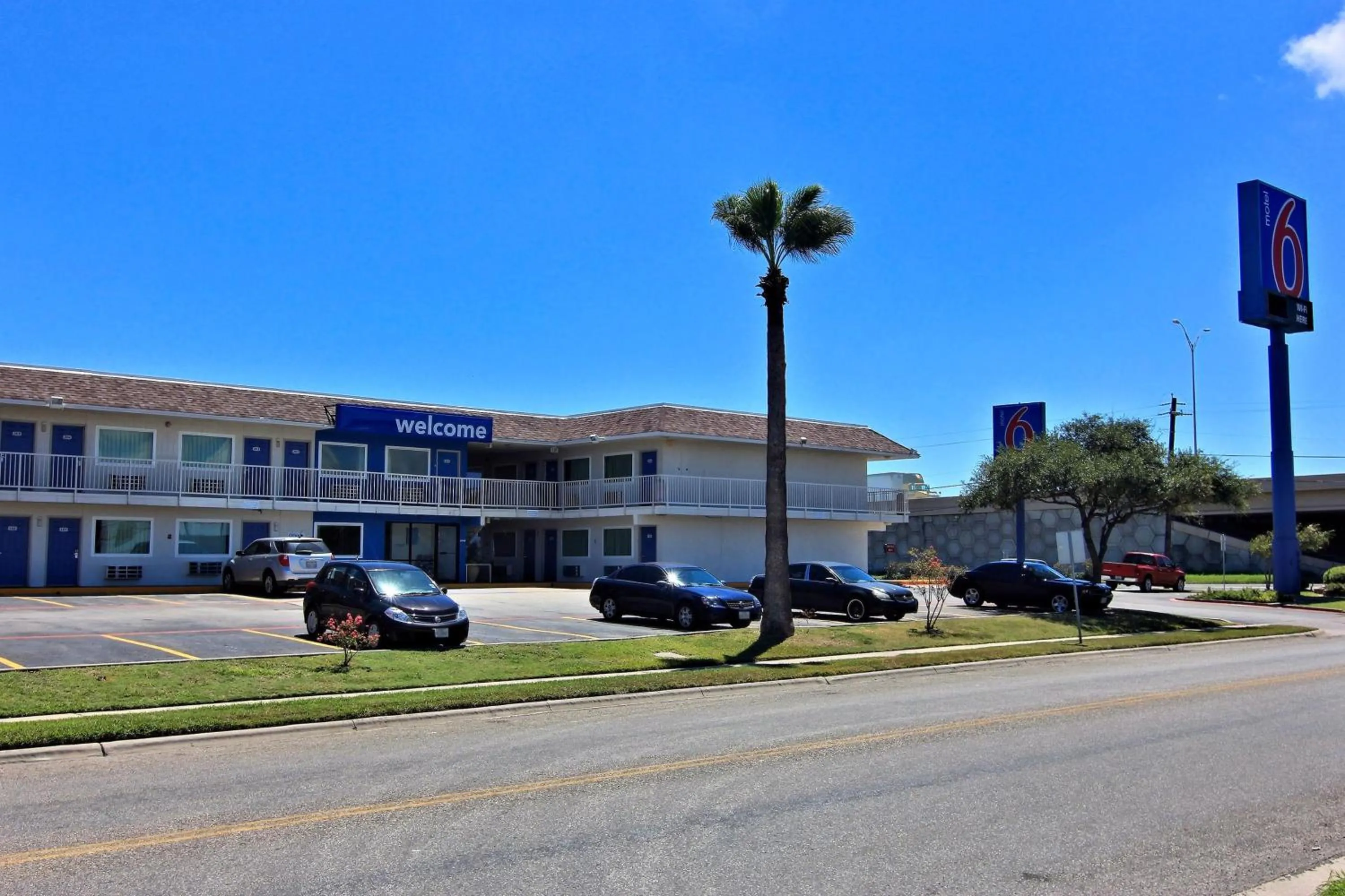 Facade/entrance in Motel 6-Corpus Christi, TX - East - North Padre Island