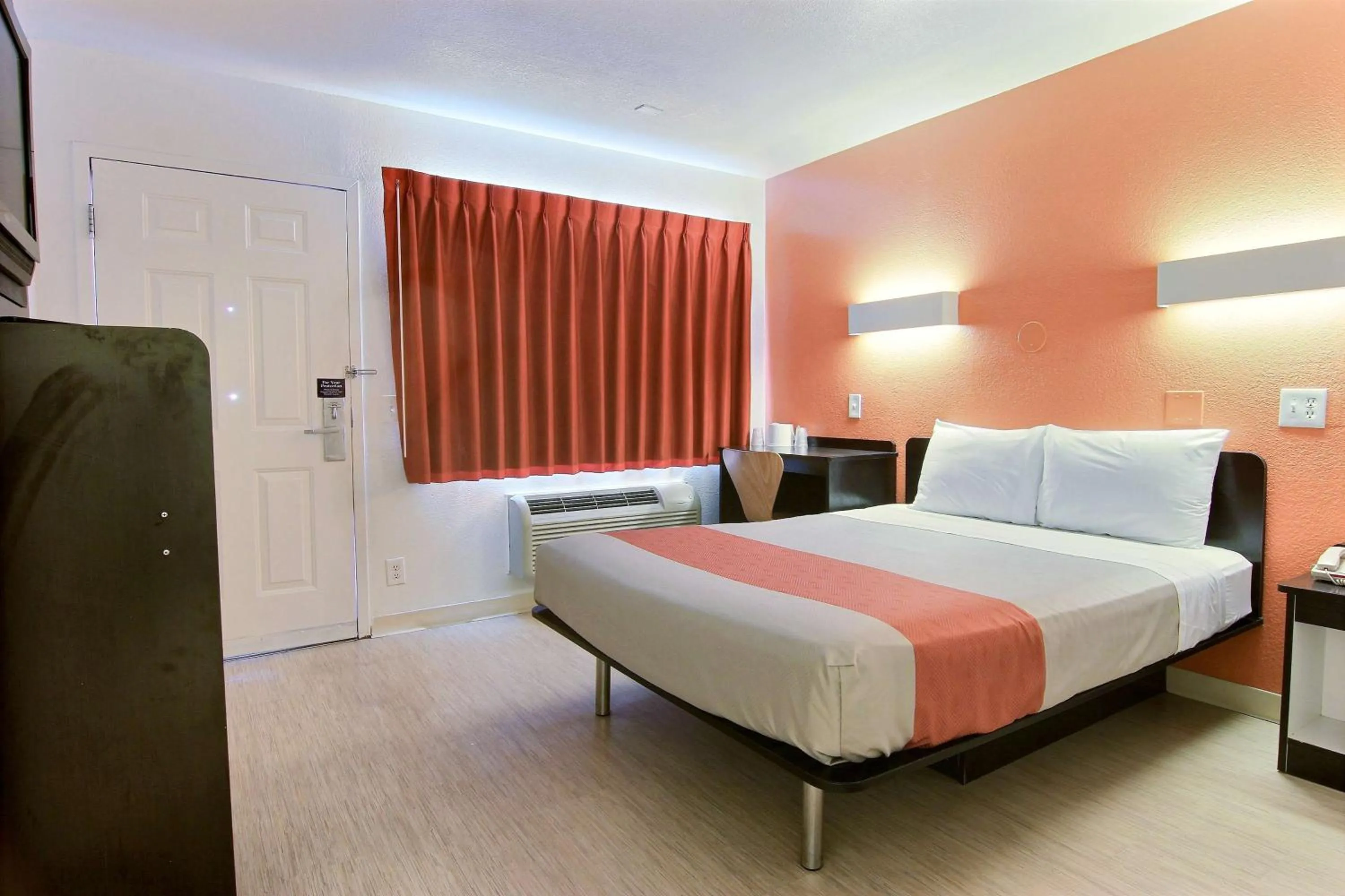 TV and multimedia, Bed in Motel 6-Corpus Christi, TX - East - North Padre Island