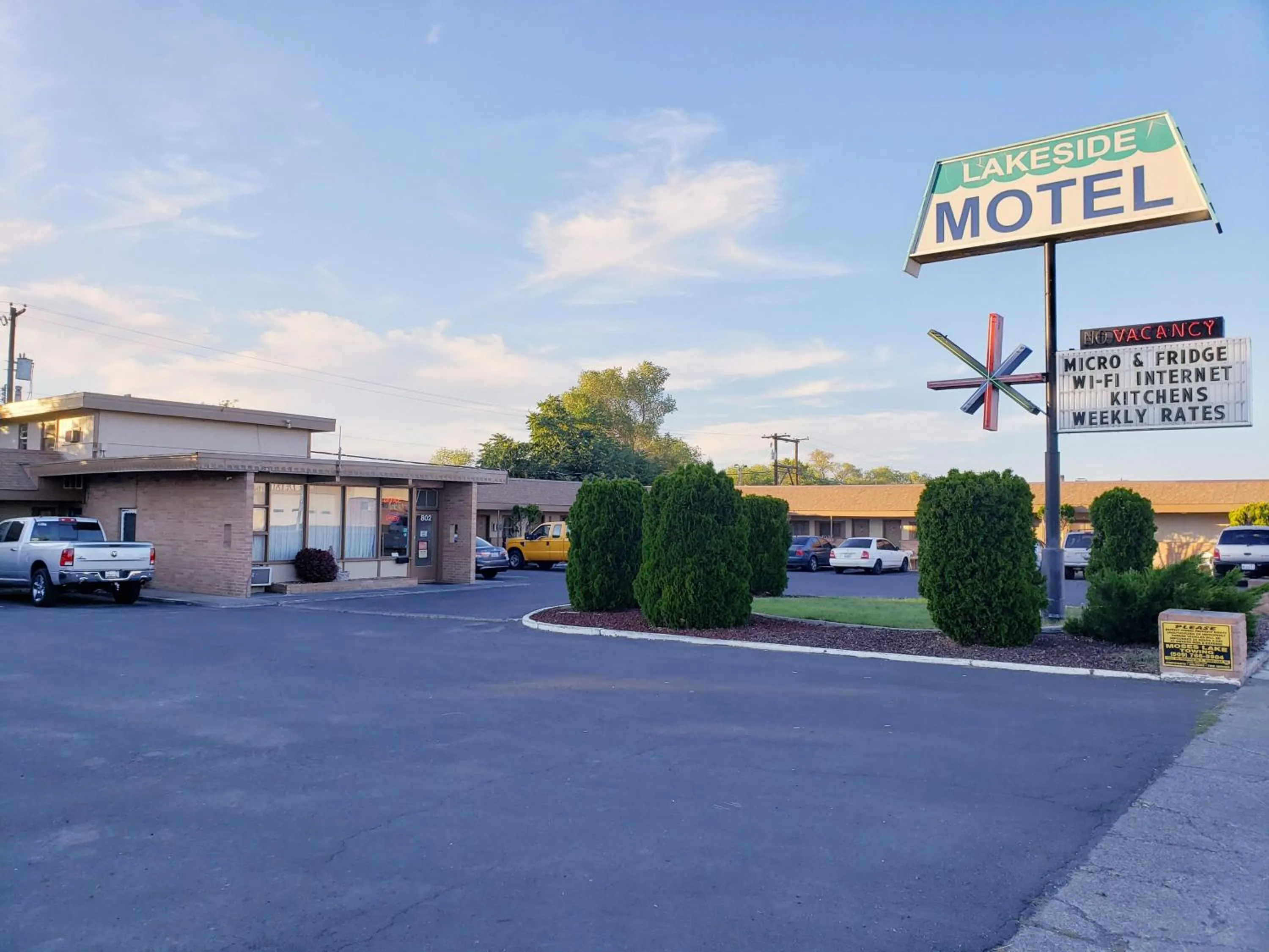 Property building in Lakeside Motel