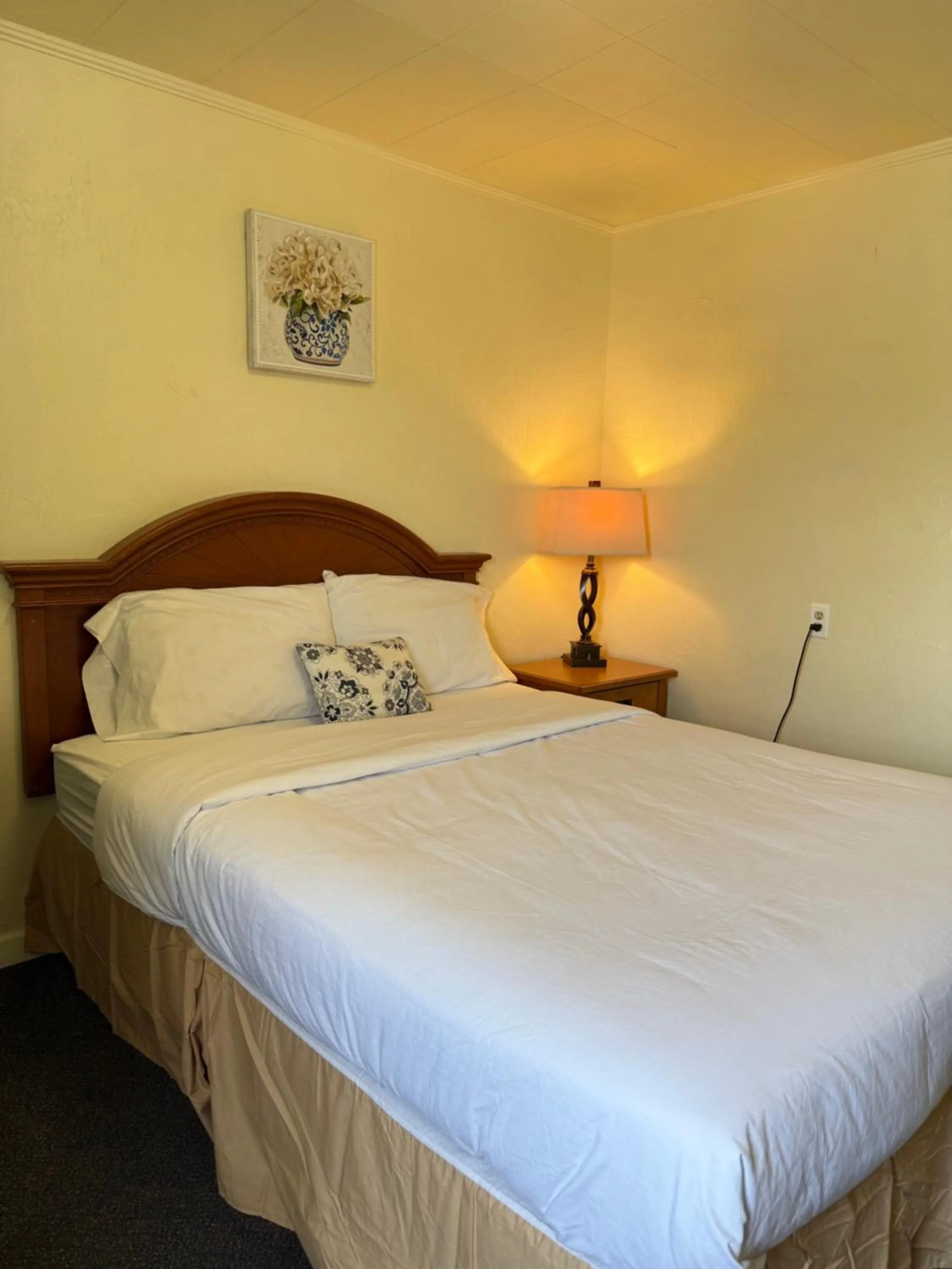 Bed in Lakeside Motel