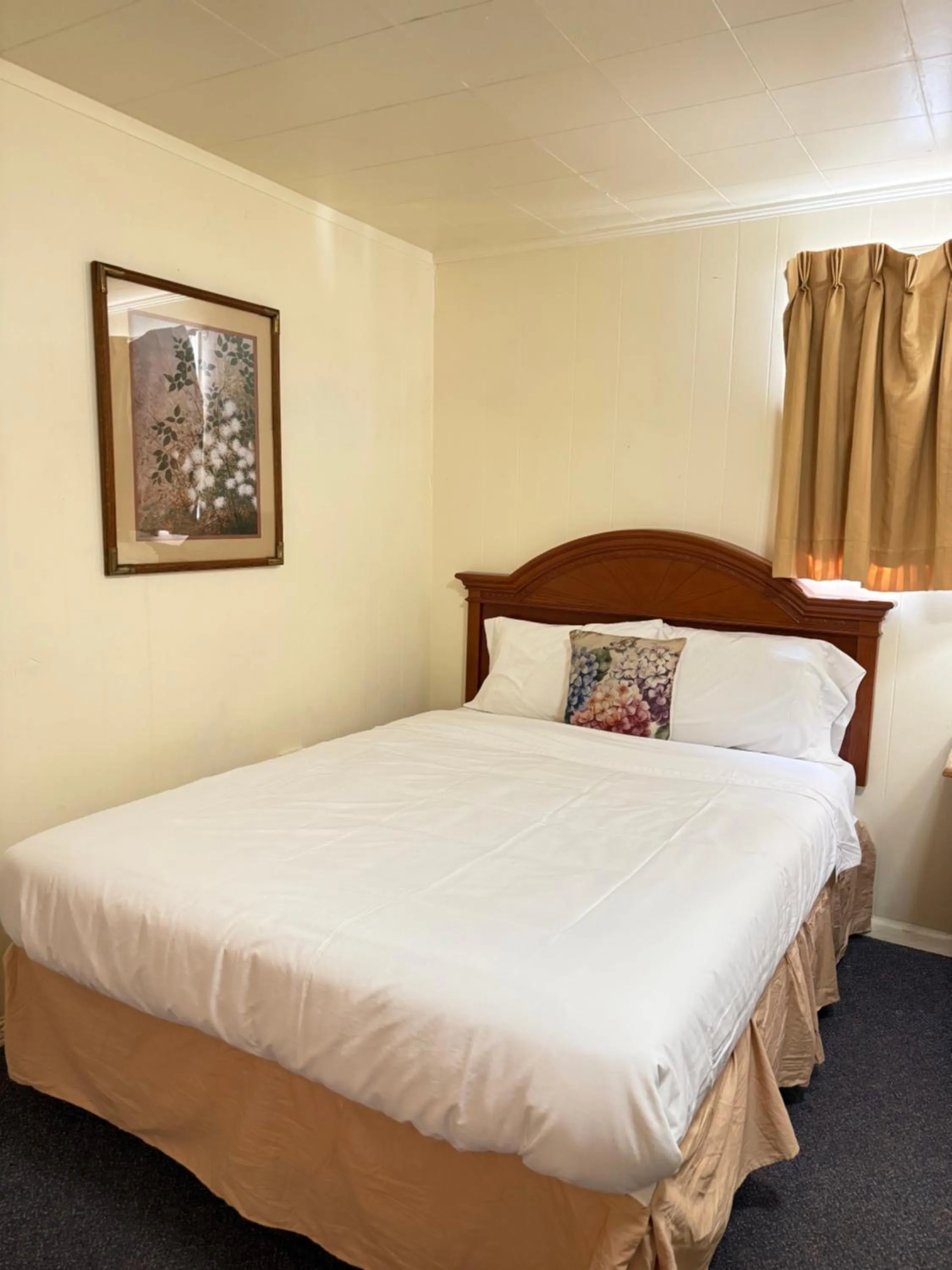 Bed in Lakeside Motel