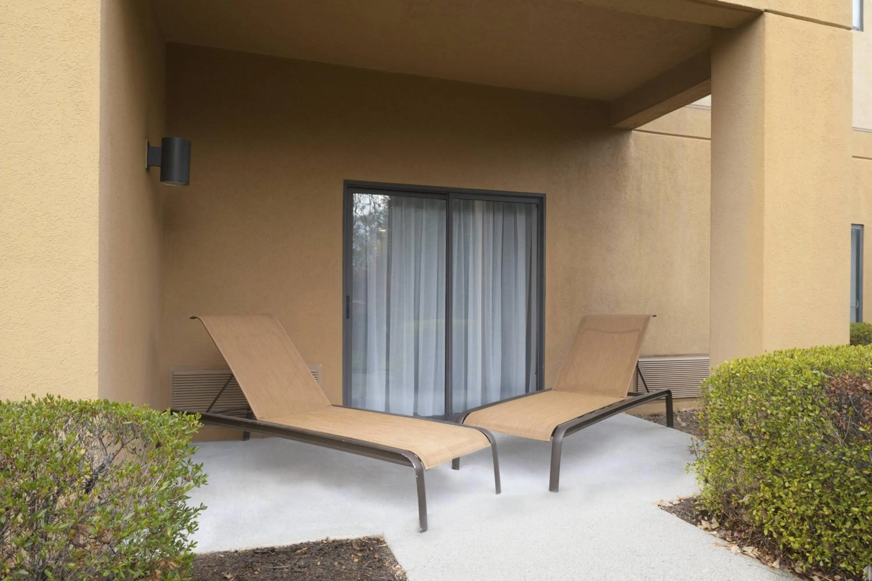 Photo of the whole room in Courtyard by Marriott Lynchburg