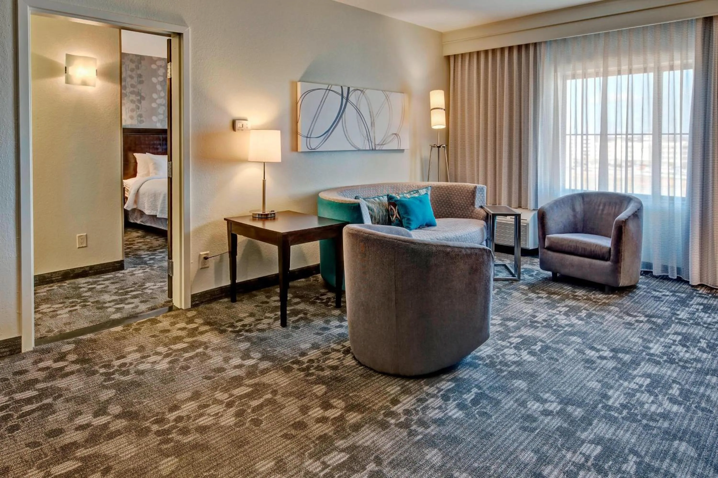 Living room in Courtyard by Marriott Midland