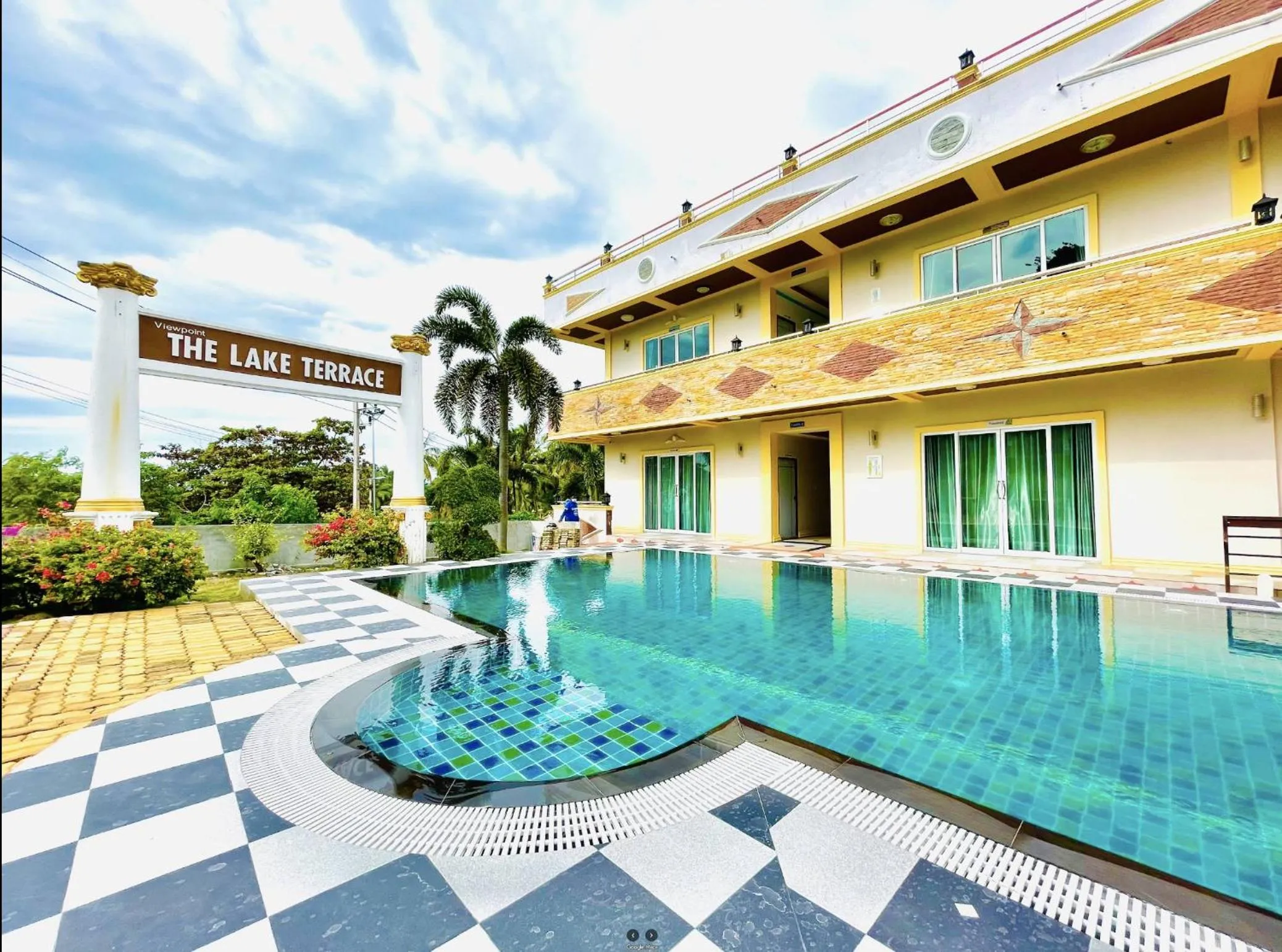 Swimming pool in Lake Terrace Resort
