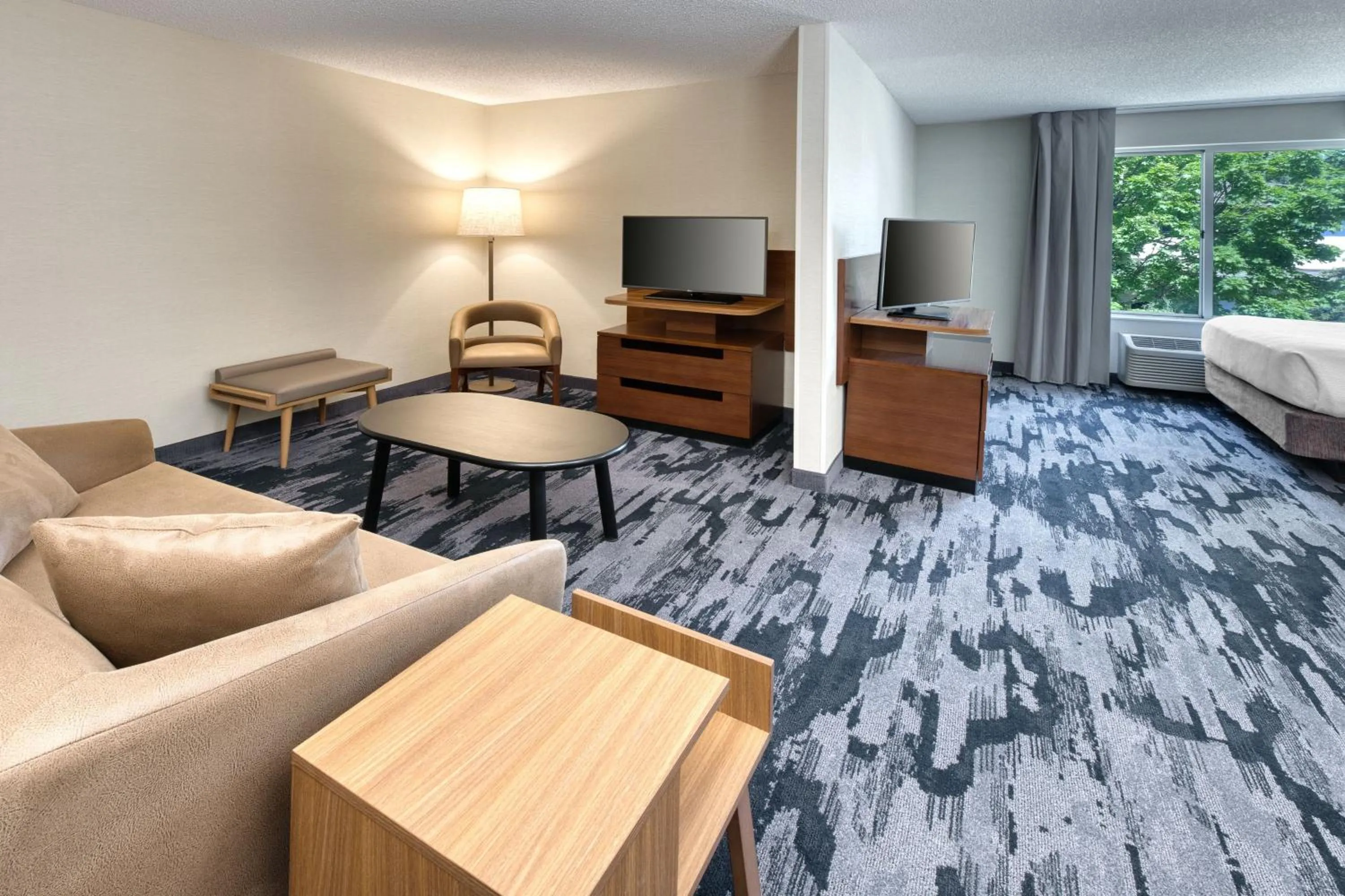 Living room, Bed in Fairfield Inn & Suites by Marriott Frankenmuth