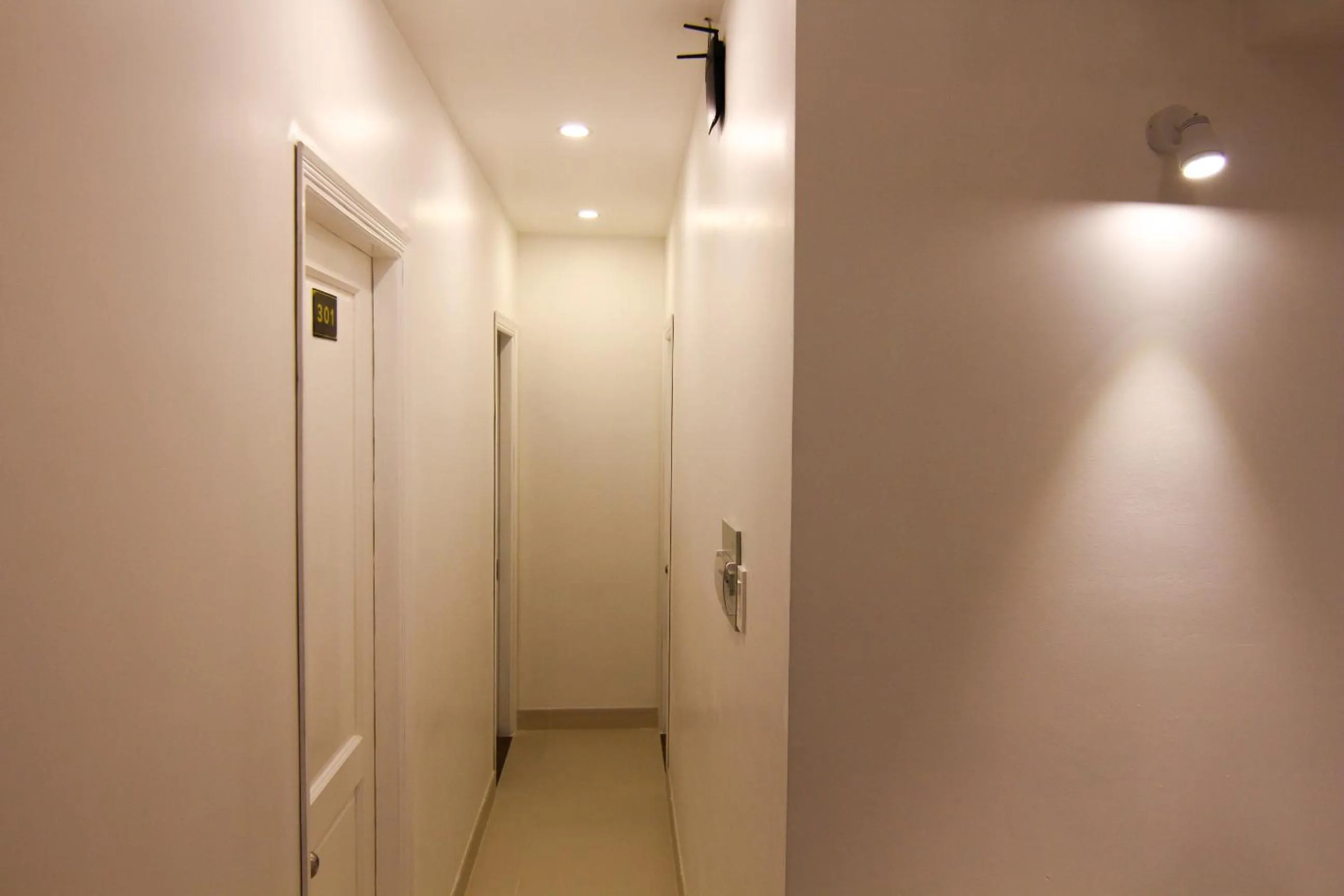 Communal lounge/ TV room in Full House Hostel